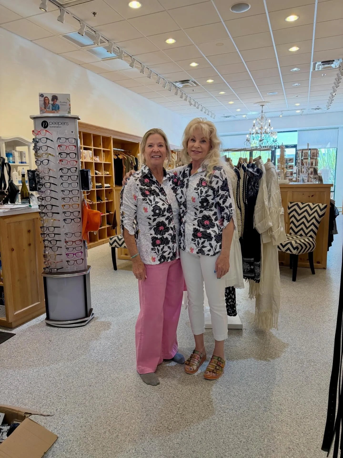 Twining 👯&zwj;♀️✨

We love having fun with our shoppers! 

#twining #daisyblueboutiques #boutiquelife #springoutfit #scottsdale