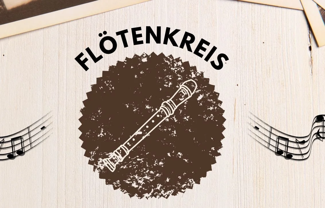 Grafik mit der Aufschrift ‚Flötenkreis‘, einem Illustration einer Flöte in der Mitte, umgeben von musikalischen Notenlinien auf hellem Holz-Hintergrund.