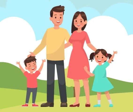 Familie mit zwei Kindern im Freien, lachend und fröhlich, mit grünen Hügeln und Himmel im Hintergrund.