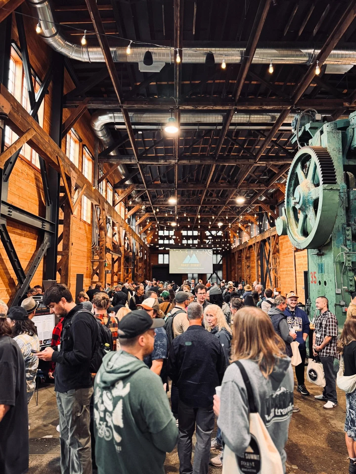 Kicking off Roast Summit 2025! Packed house, big energy, and plenty more to come. 

For our first session of the day @robhoos is diving into the art of roasting dark.

#RoastSummit #CoffeeEducation #SpecialtyCoffee