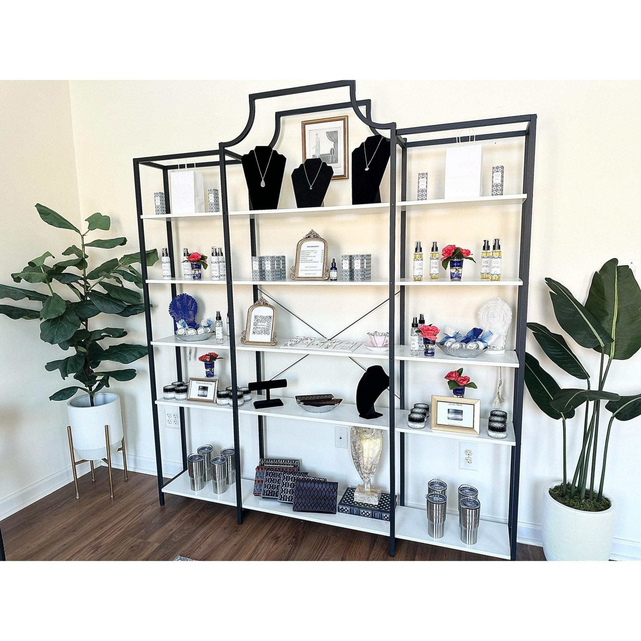 New retail display in Samira Brow Couture&rsquo;s beautique. I&rsquo;ll be announcing a few EXCITING things for May + June. Stay tuned!! @samirabrowcouture 

#samirabrowcouture