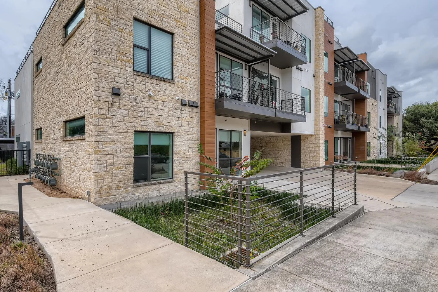 207 W Johanna St 108 Austin TX-large-003-003-Exterior Front-1500x1000-72dpi.jpg