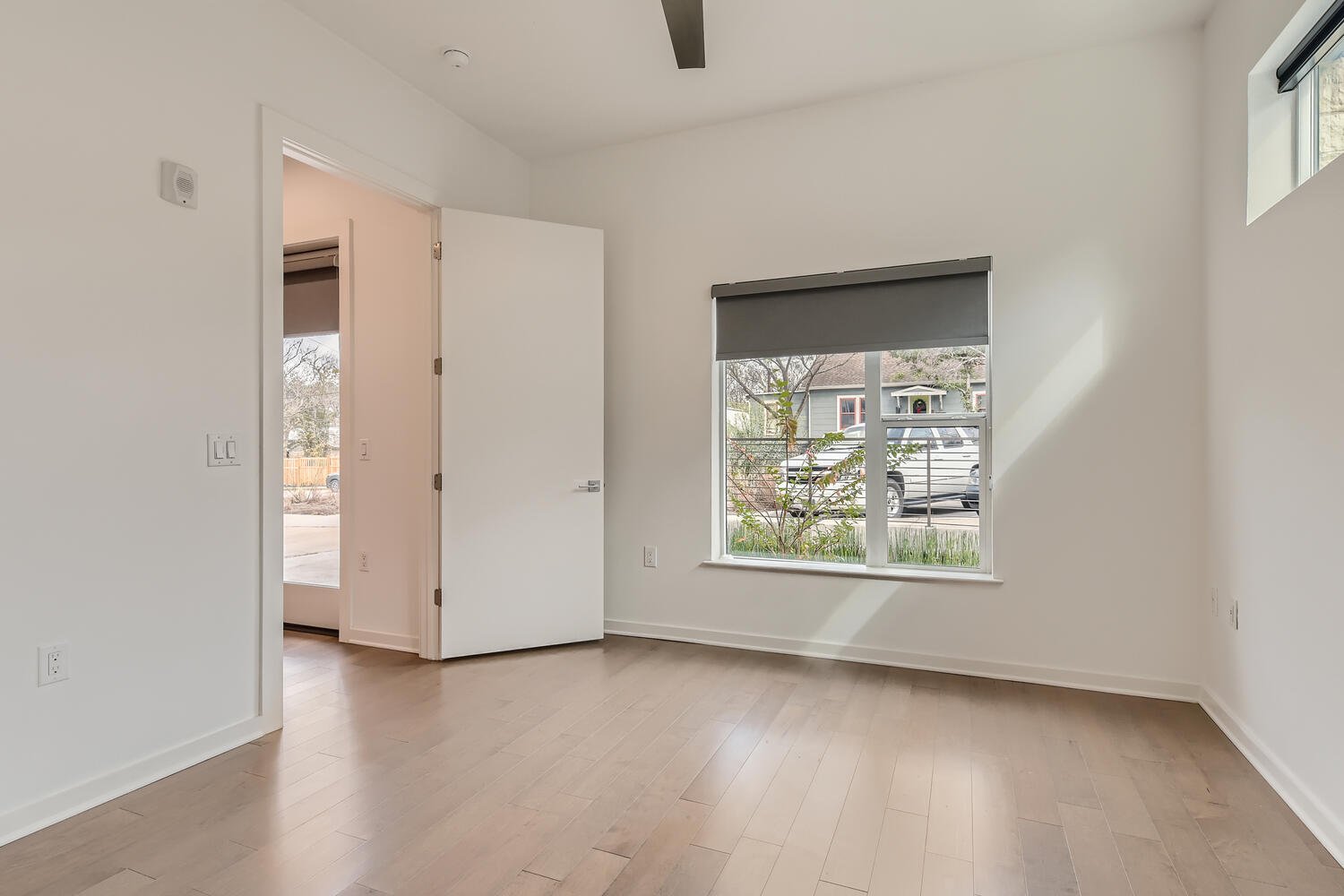 207 W Johanna St 108 Austin TX-large-016-015-Primary Bedroom-1500x1000-72dpi.jpg