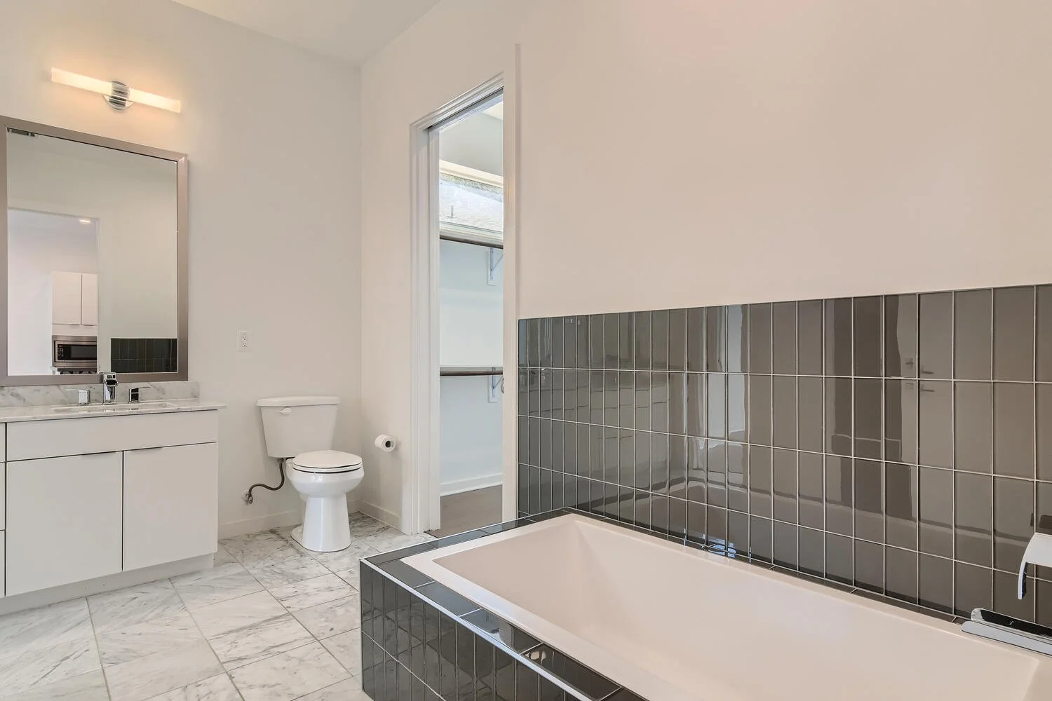 207 W Johanna St 108 Austin TX-large-023-021-Primary Bathroom-1500x1000-72dpi.jpg