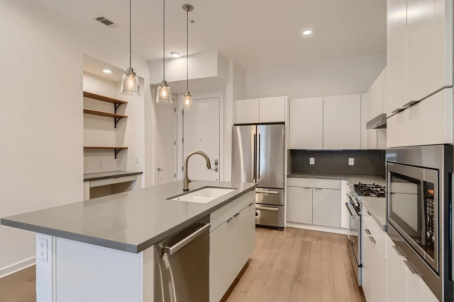 207 W Johanna St 108 Austin TX-large-014-022-Kitchen-1500x1000-72dpi.jpg