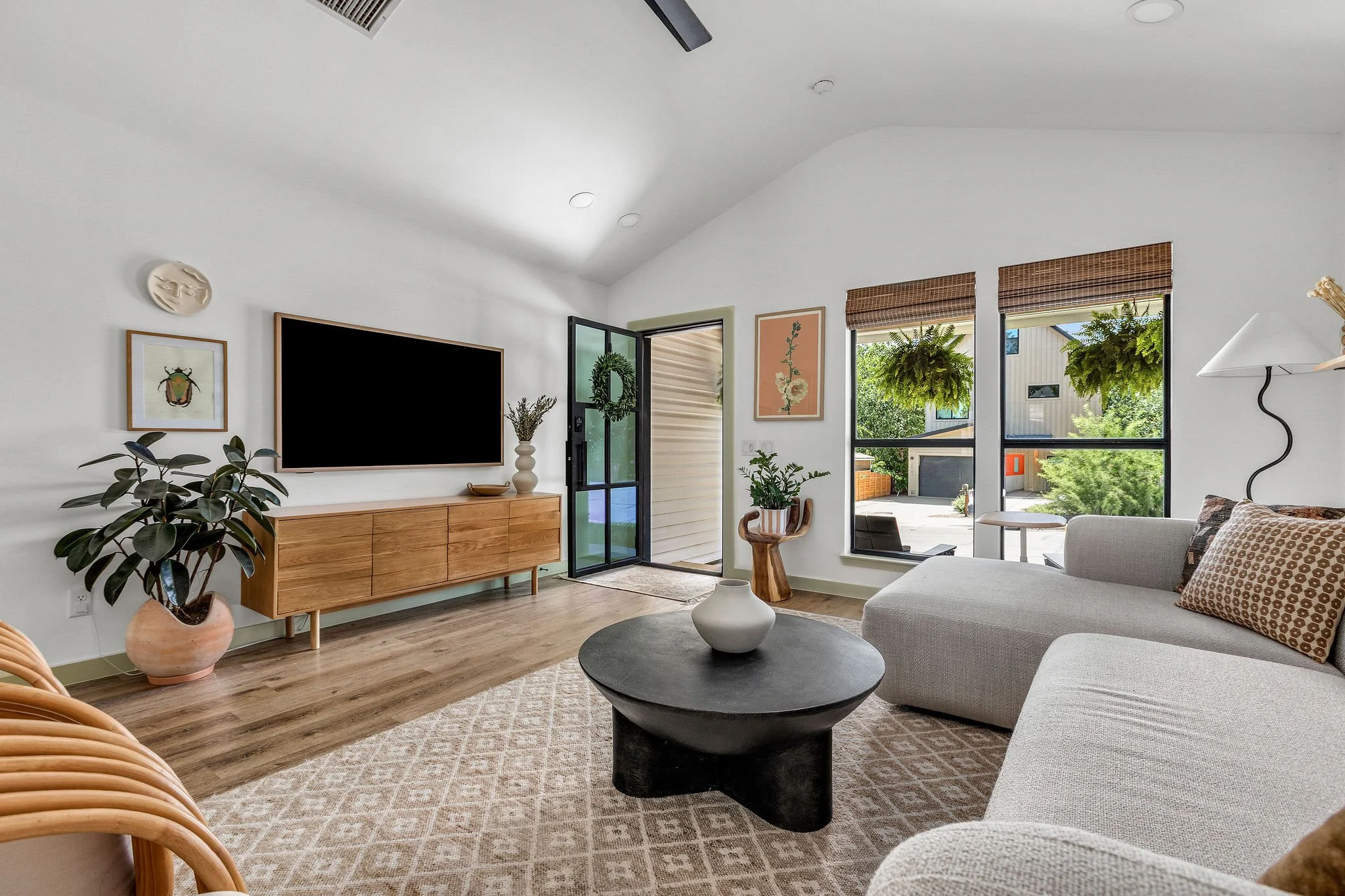 Ourhouse016_LivingRoom.jpg