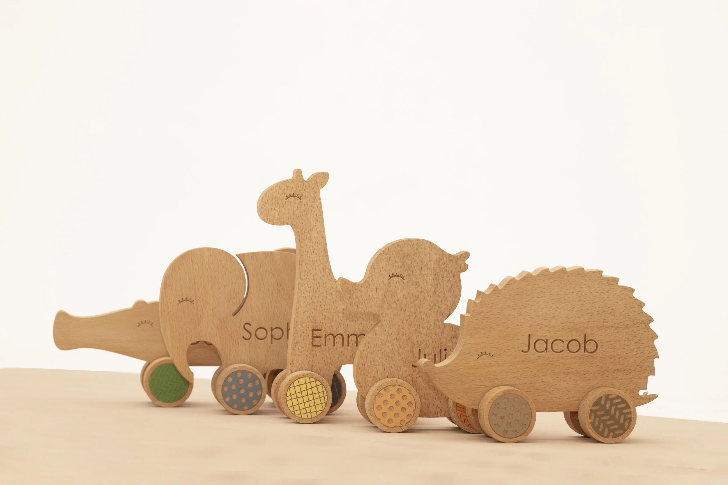 Personalised personalized animal personalizirana žival lesena wooden toy igrača kolesa wheels montessori sustainable igrače little pine toys handmade eco friendly žirafa giraffe hedgehog jež slon