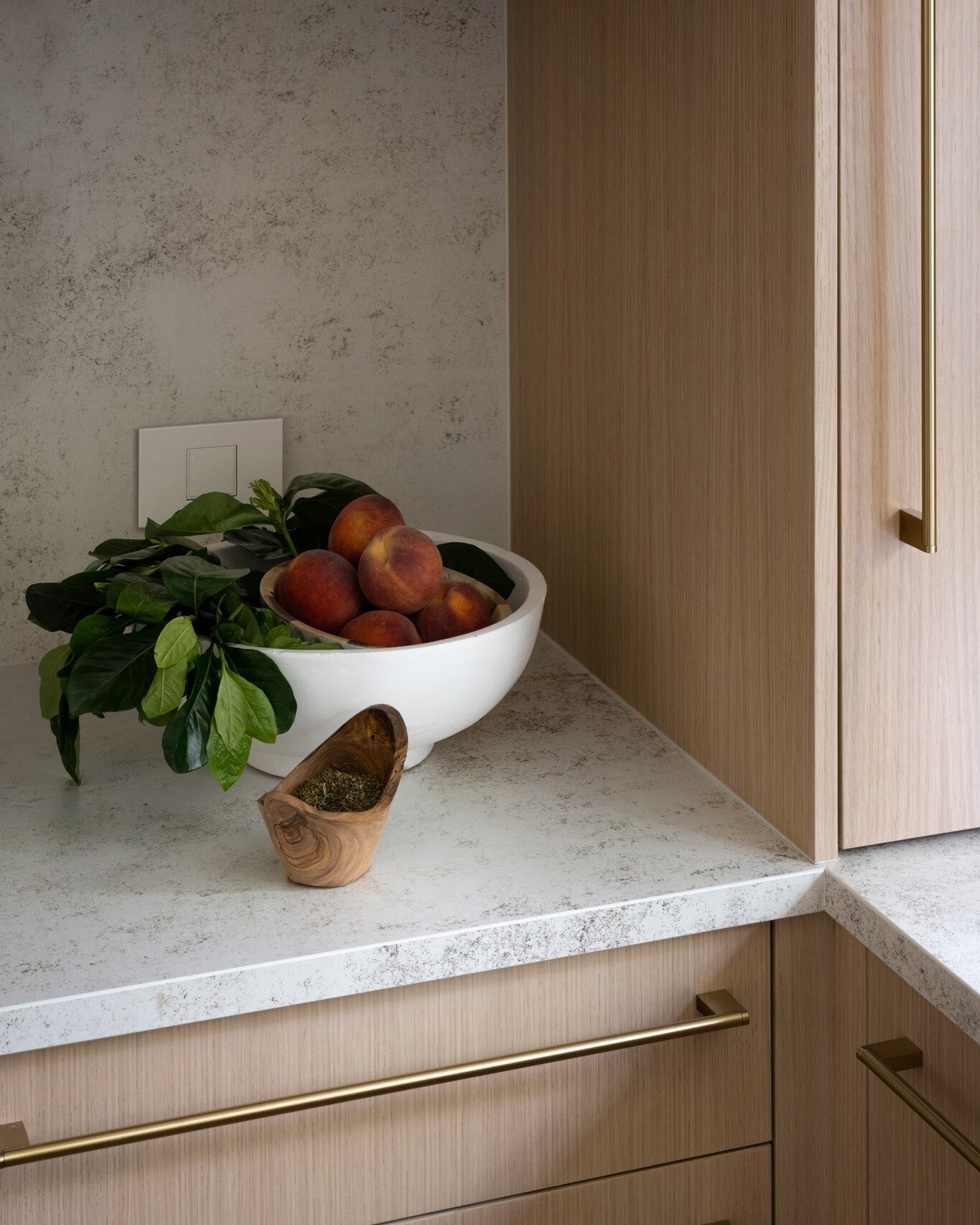 The simplest of things can bring such beauty to a space.

Design @vela.creative // Photo @homecomingphotography // GC @kenzoconstruction // Styling @heather.neurer
.
.
.
.
.
#peachesarepretty #decor #interiorstyling #modernkitchendesign #whiteoak #de