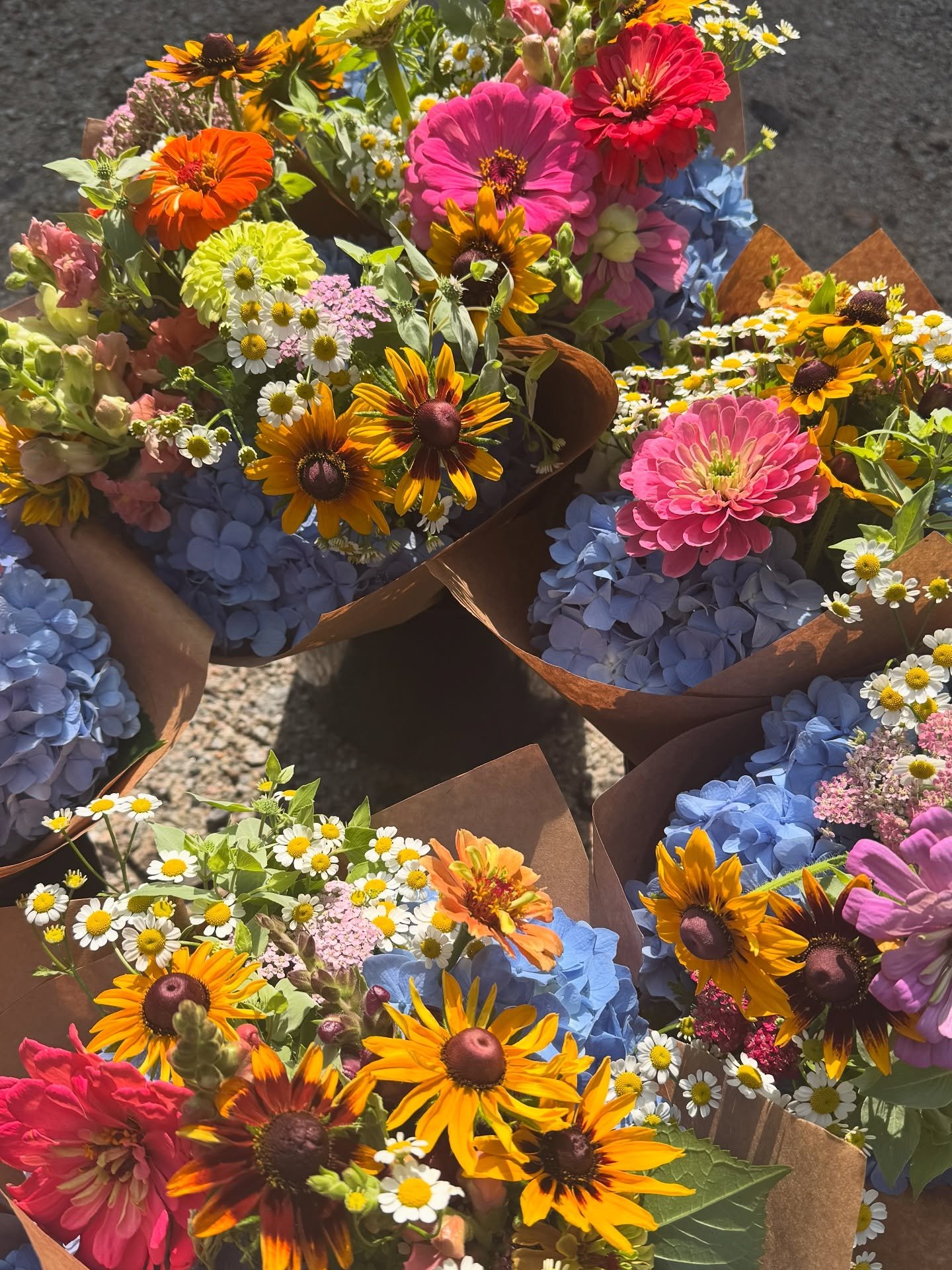 Subscriptions heading out-Week 8. Flower Stand will be open this afternoon and tomorrow. #localflowers #flowerfarmer #flowerfarm #flowercsa #bouquetsubscription #flowerstand #freshcutflowers #camdensc #elizabethsgarden