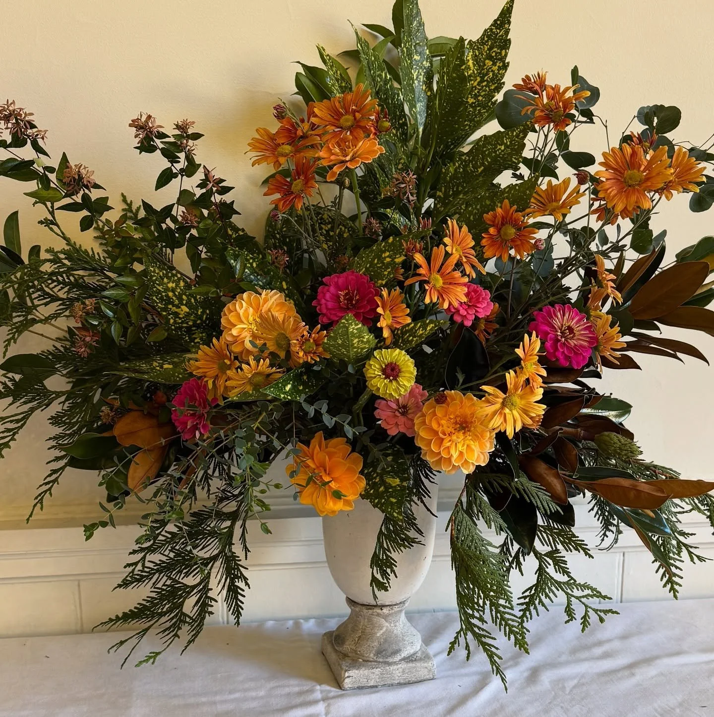 Seasonal, native, and natural for an avid outdoorsman. ❤️#sustainablefloristry #localflowers #natureinspiredflorals #camdensc #elizabethsgarden