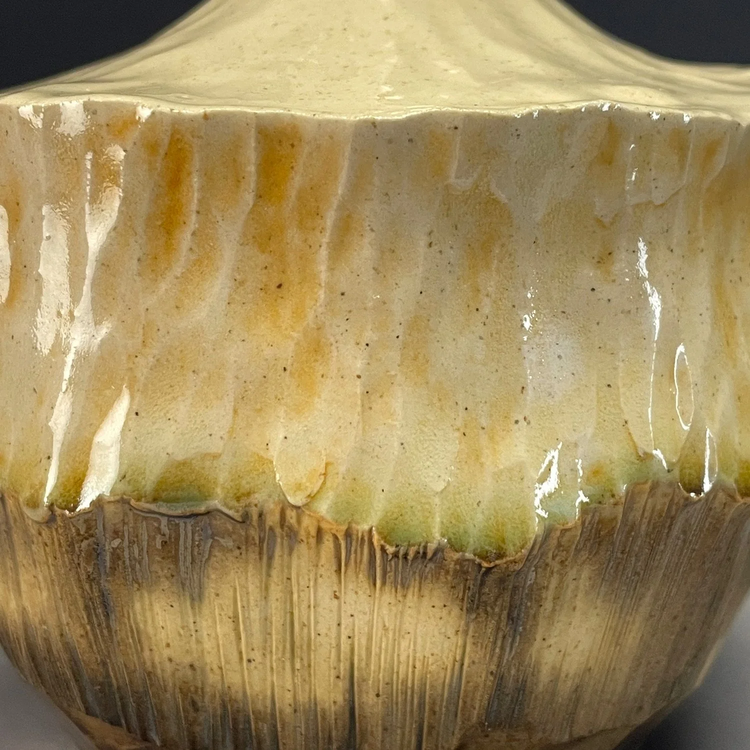 Pinched Pot
Stoneware, oxide, gold luster
6" x 4" x 4.175"
2023/2025