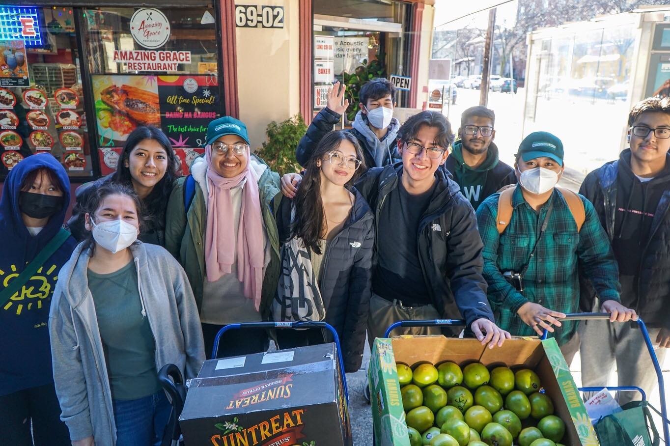 Kicking off 2023 with a great start! 🛒 

More highlights from yesterday's distribution in #Woodside and #JacksonHeights!

Photos taken by 📸 @jonathanislarampagoa!

#newyear #2023 #woodside #jacksonheights #queensny #nyc #nycyouth #youth