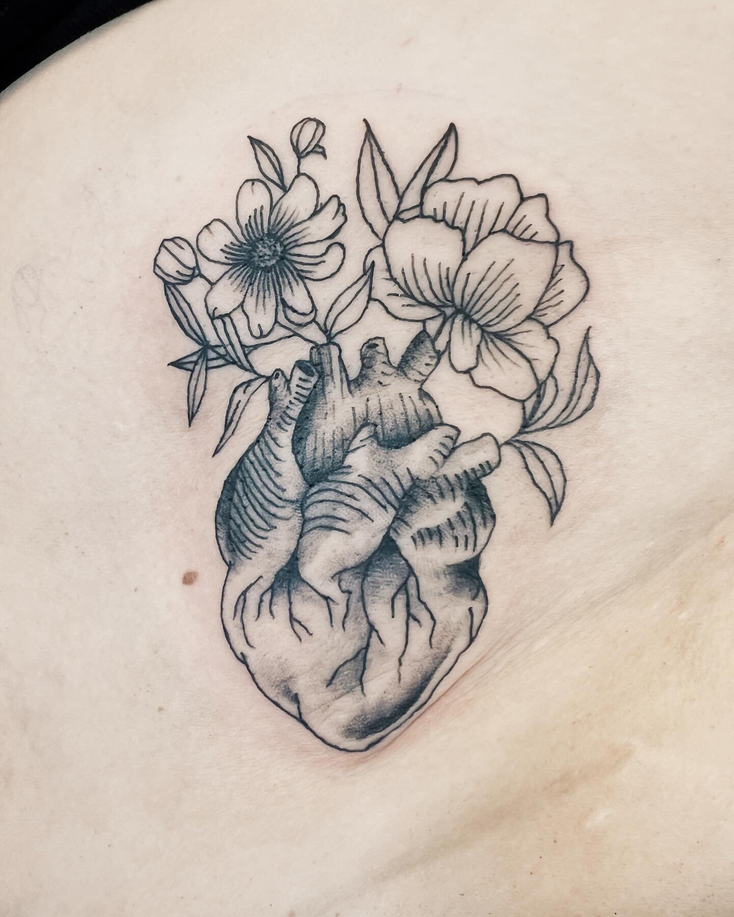 Blooming anatomical heart. 🫀🌸🌼@nrolbiecki thank you so much for giving me more space to practice and learn on you!
.
#learning #growing #tattooapprentice #anatomicalhearttattoo #florals