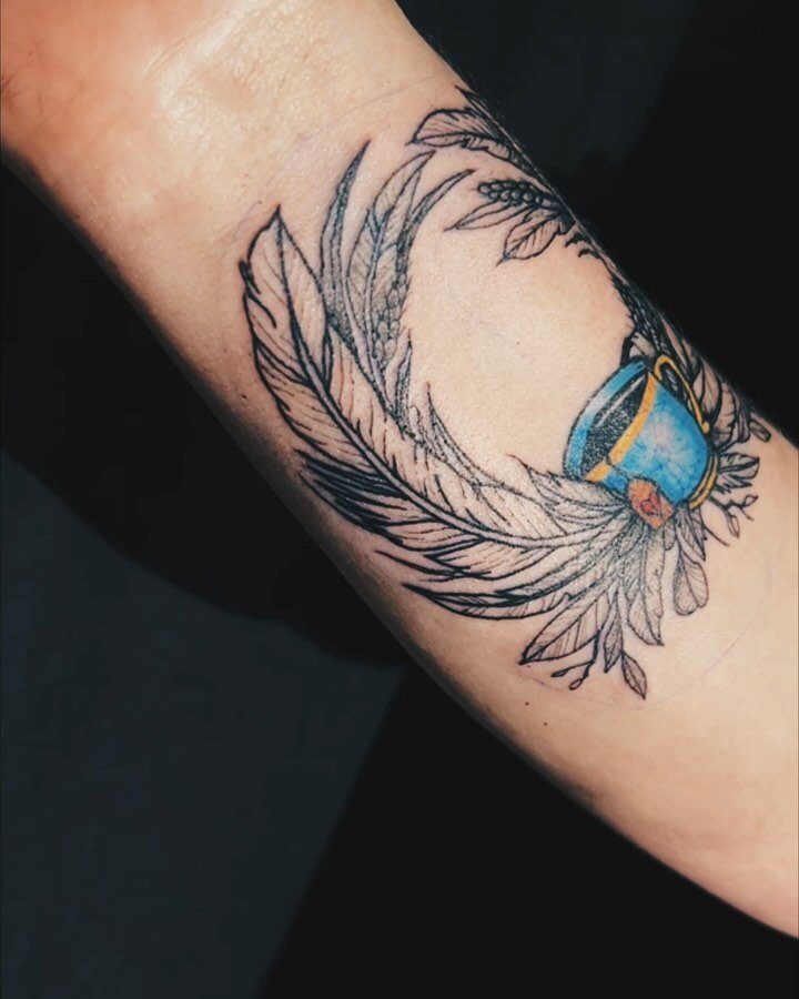 Thank you friend! I love seeing the tea cup held by the feather laurel. Thanks for continually helping me learn and trusting me with some special tattoos! @lola_b_333 
.
The tea cup we did as part of my first group of flash and it is fun to see it he