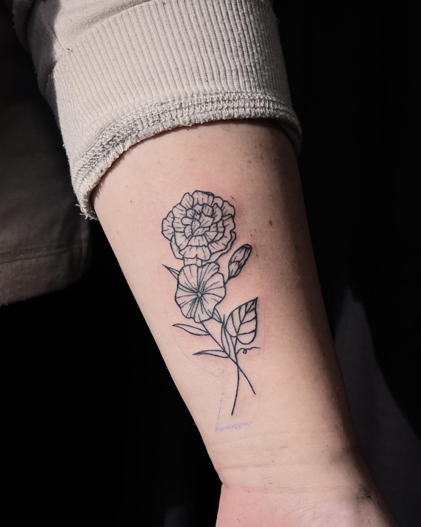 Thank you Brittany for coming in to get these sweet birth flowers for your first tattoo!
.
Carnation + morning glory
.
#learnjng #practicinglines #growing #flowers #birthflowers #carnation #morningglory