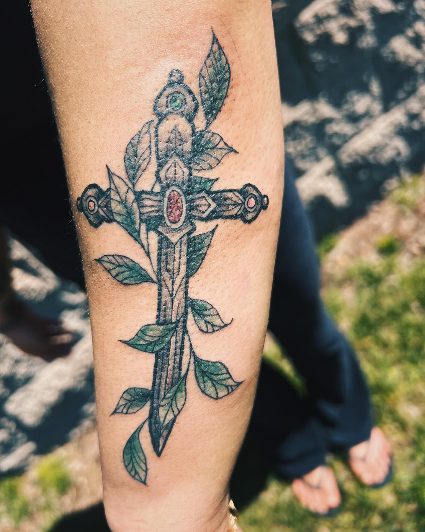 Cross-shaped dagger + leaves for my @k.deebydesign 💗 practiced switching between using four needles, and my shading and laying down some bits of color (muted enough for Katie to actually like the color green) :)
.
#tattooapprentice #learning #growin