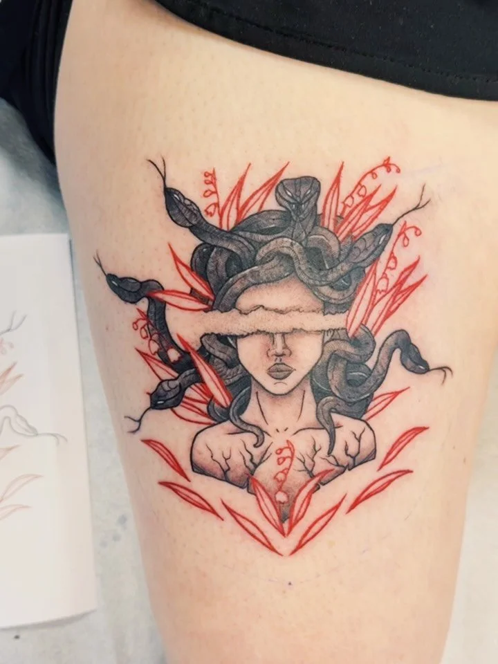 Thank you @likecliche for trusting me! I did my first Medusa today!
.
#medusa #tattoo #saintpaul #ladylibertytattoo #lilyofthevalley