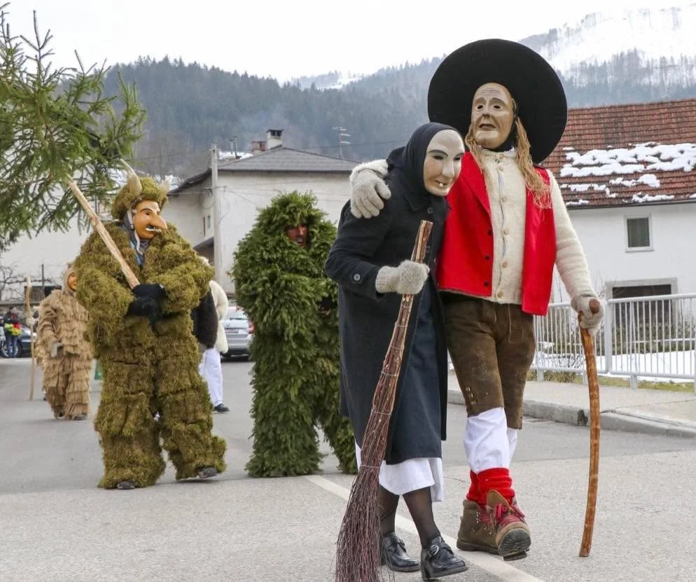 Kaj je gor! 🎭 

From early January Sundays to Fat Tuesday (February 17), Cerkno&rsquo;s Laufarija masks march, Pust gets tried &amp; winter&rsquo;s out! #Laufarija #SloveniaCarnival

Laufarija Festival in Cerkno 🇸🇮
&bull; When? 
Starts first Sunda