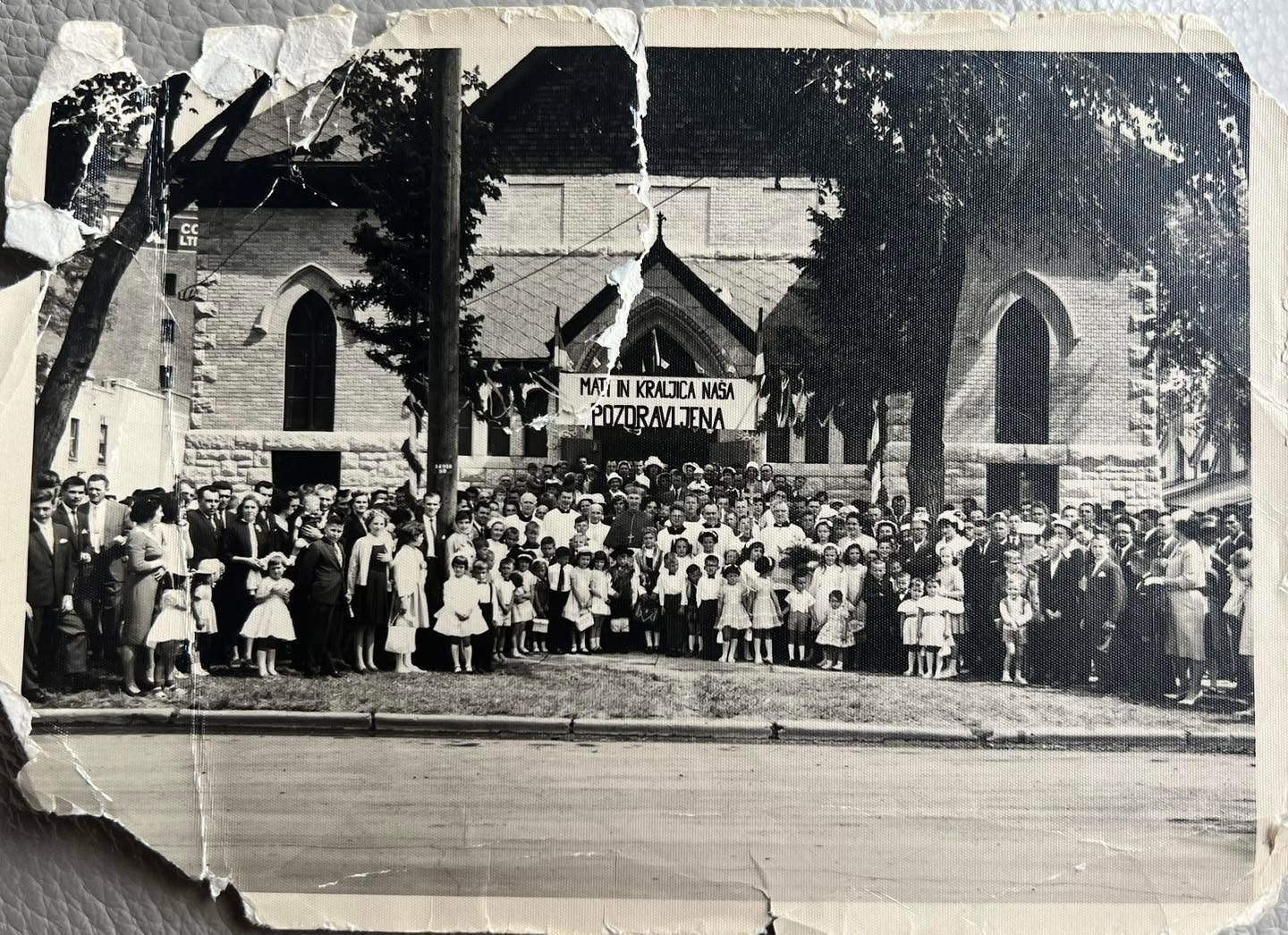 THROWWWWBACKKKKK🇸🇮🇸🇮🇸🇮

This is a throwback to one of the first photos of our community when Slovenians first immigrated to Winnipeg Manitoba. This photo is taken in front of the Lady of Lourdes Church at 95 MacDonald avenue, which is the same 