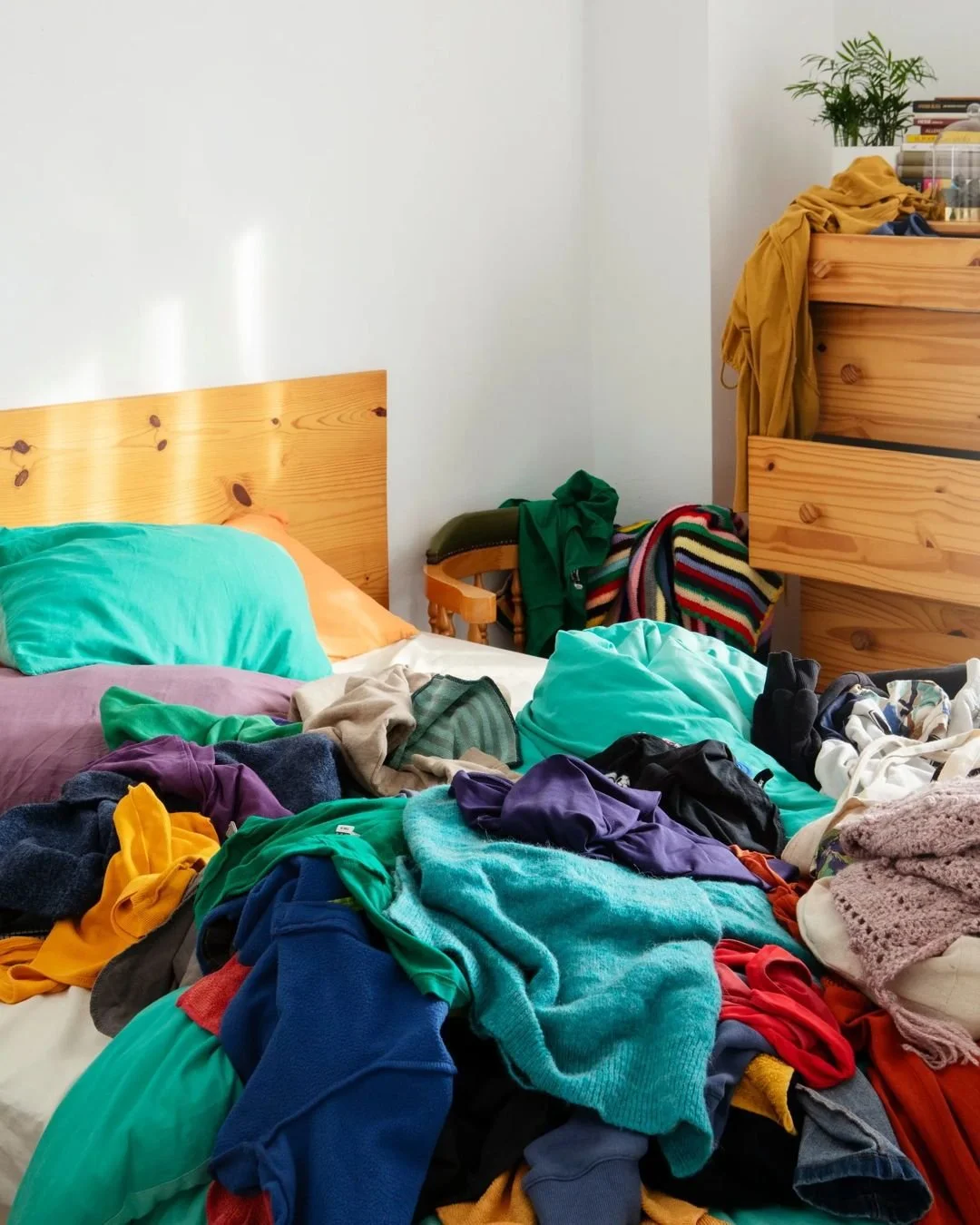 Messy rooms don&rsquo;t always mean laziness. They are often signs of mental overload.

If your student seems scattered or unmotivated, here are a few ways to support them behind the scenes:

🕒Suggest a weekly 15-minute reset. It can help them feel 