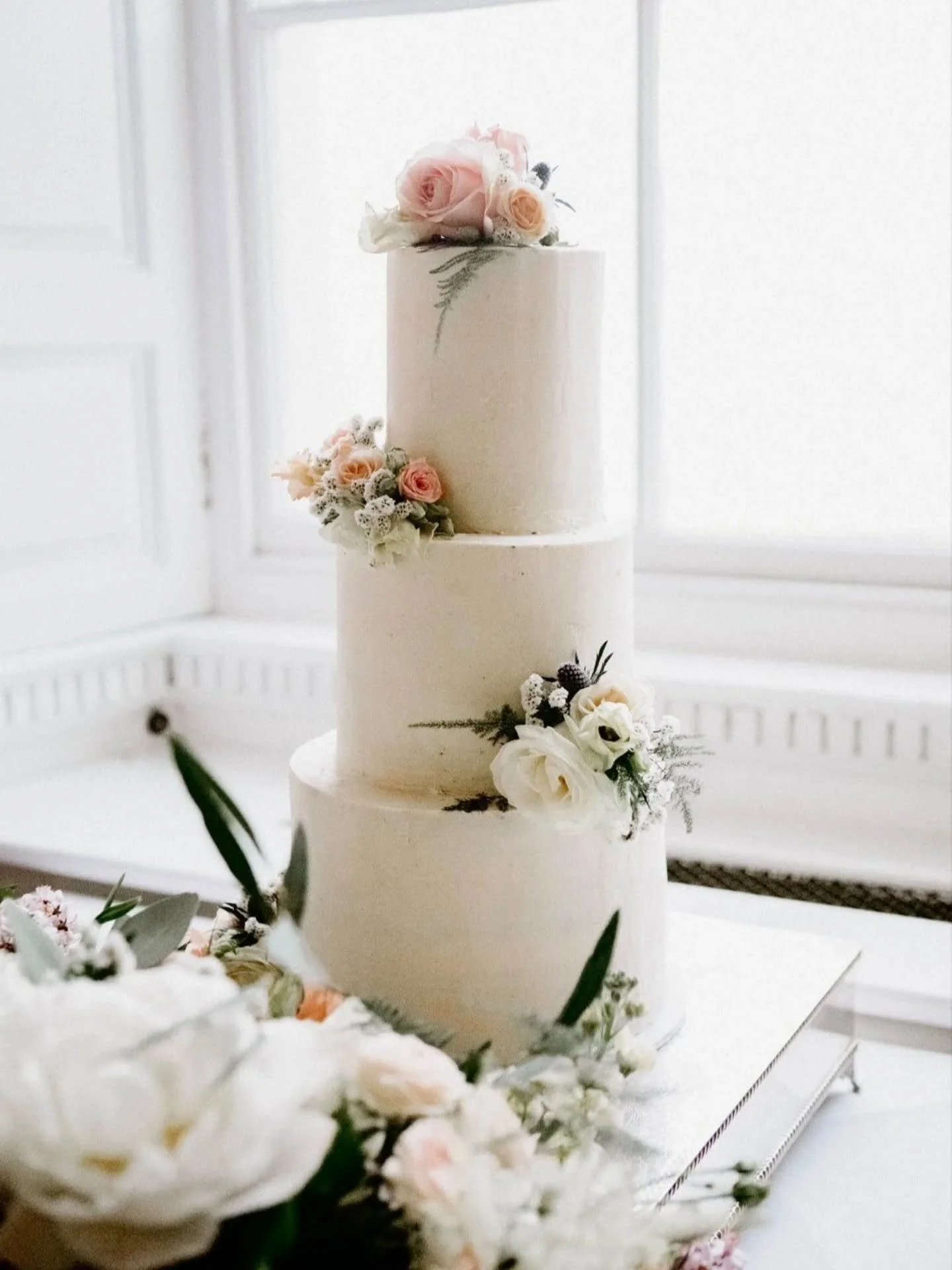 Everything about this day was magic ✨ I've received the photos and I'm stunned with how beautiful they are.

Effortlessly elegant, this semi naked design was finished with white chocolate ganache and beautiful blooms from @peakflowersbuxton which rea