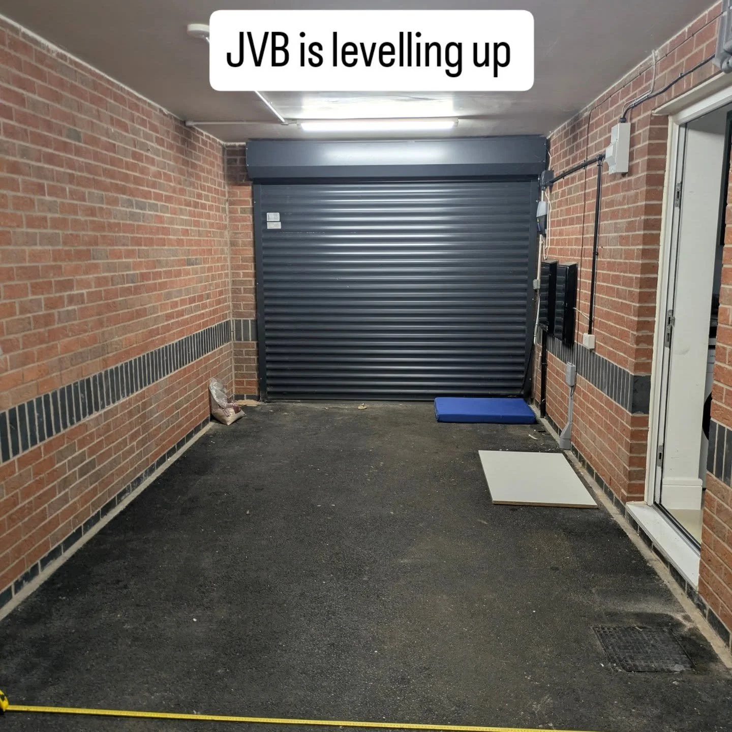 They say if your dreams don't scare you, they aren't big enough and today, I'm feeling a bit of both! 💫👷🏼&zwj;♀️

Today, the builders are here and building work has officially started on my new cake studio!  This has been in the background since l