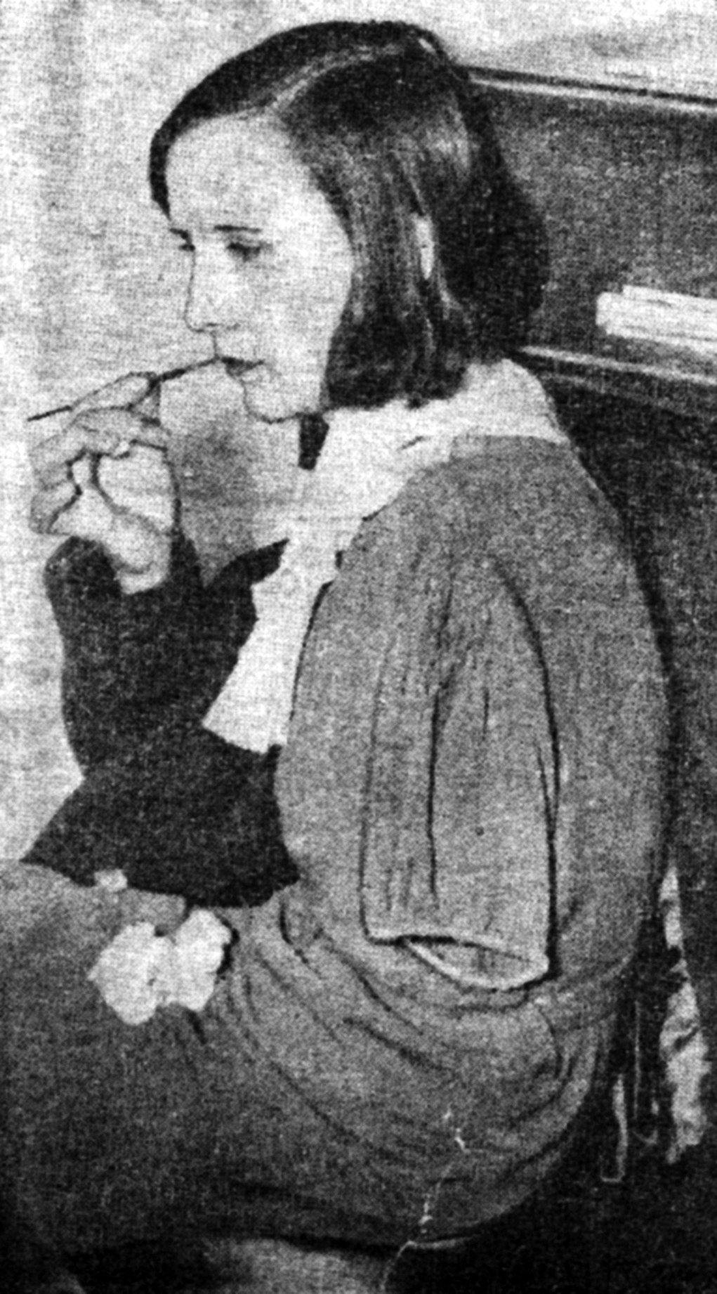 A depiction of lip pointing. The girls would place the tip of the brush into their mouths, dip it into the radium powder, paint the watch face and do it all over. Lip Dip Paint.