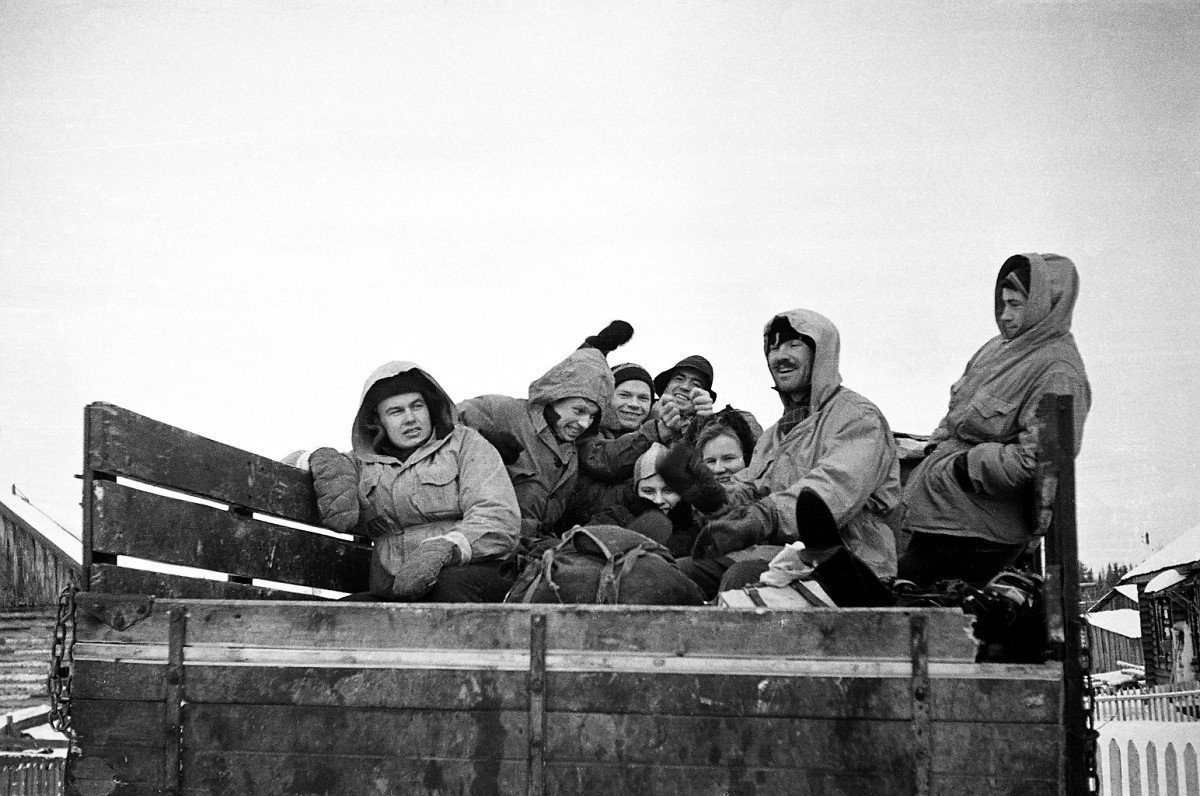 Last photo from Vizhay. Yudin is trying to keep Zina from falling from her backpack, Igor and Nikolay are showing Yuri K. the fig sign, no reaction from Doroshenko and Slobodin.