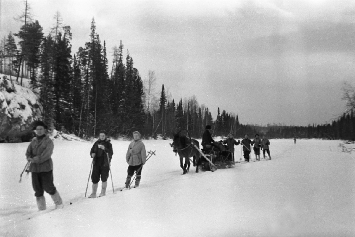 Doroshenko, Zina, Dubinina, uncle Slava Velikyavichus on the sledge, Yudin, Dyatlov, Tibo, Slobodin, Zolotaryov or Krivonischenko