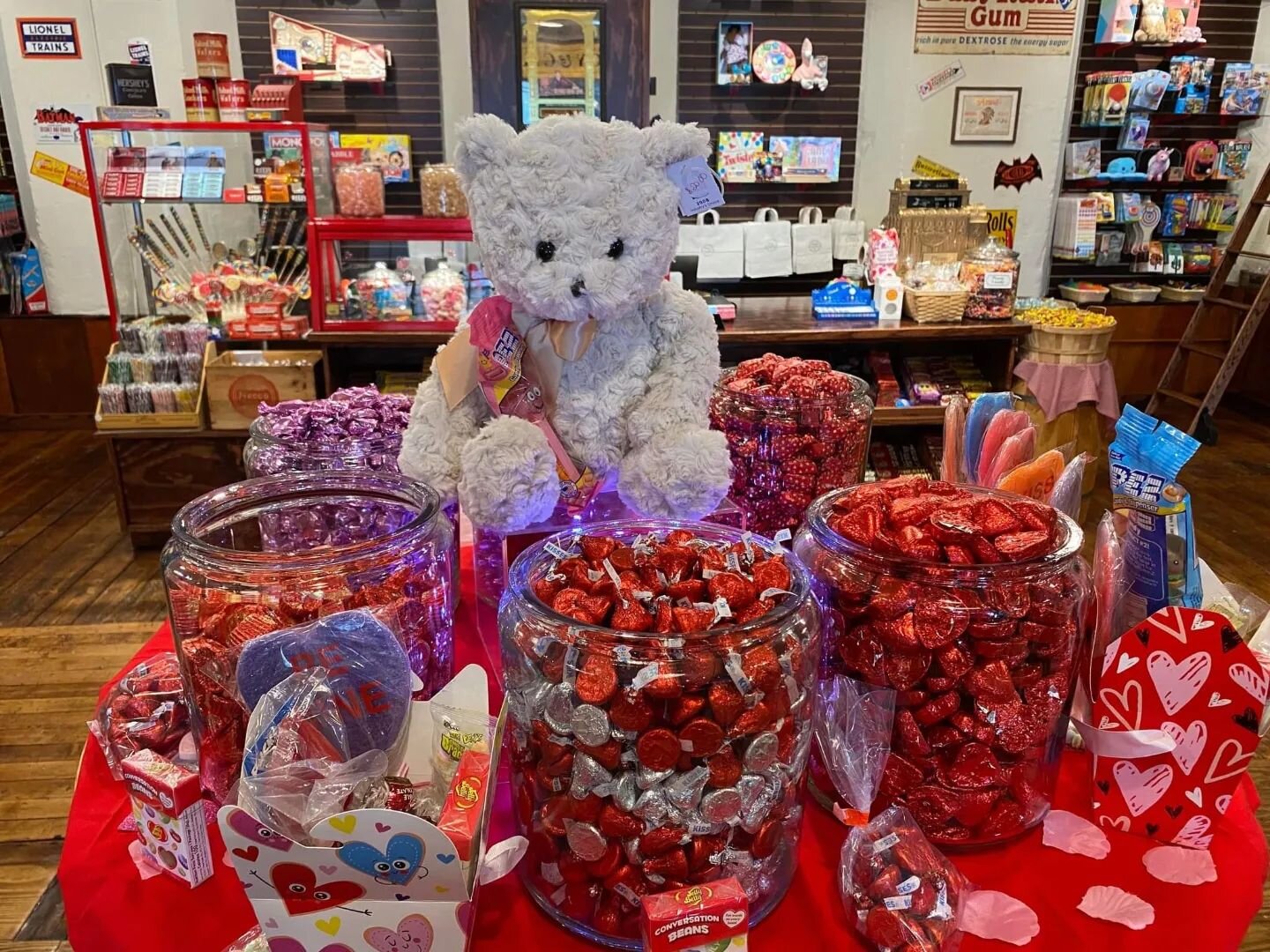 Valentine's Day is only 2 weeks away!

Stop in and get some sweet stuff!
🍭🍬