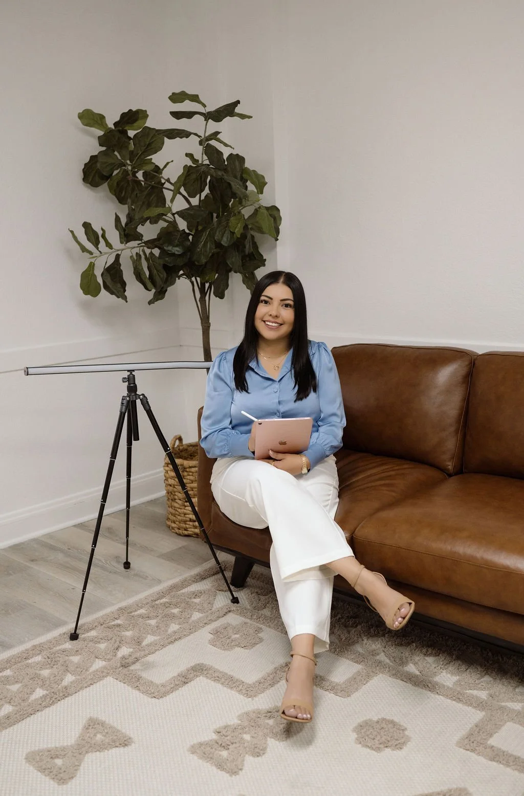 Verenice Torres EMDR therapist in Costa Mesa with EMDR light used in trauma therapy