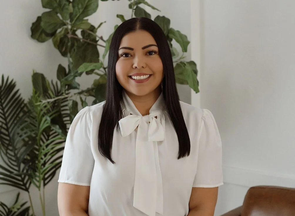 Verenice Torres EMDR therapist in Costa Mesa with EMDR light used in trauma therapy