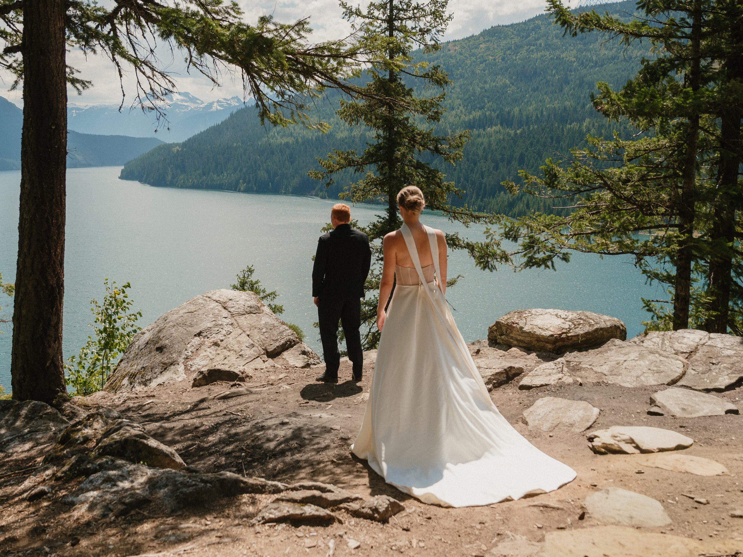 EARTH IN BLOOM PHOTOGRAPHY - REVELSTOKE HELICOPTER ELOPEMENT