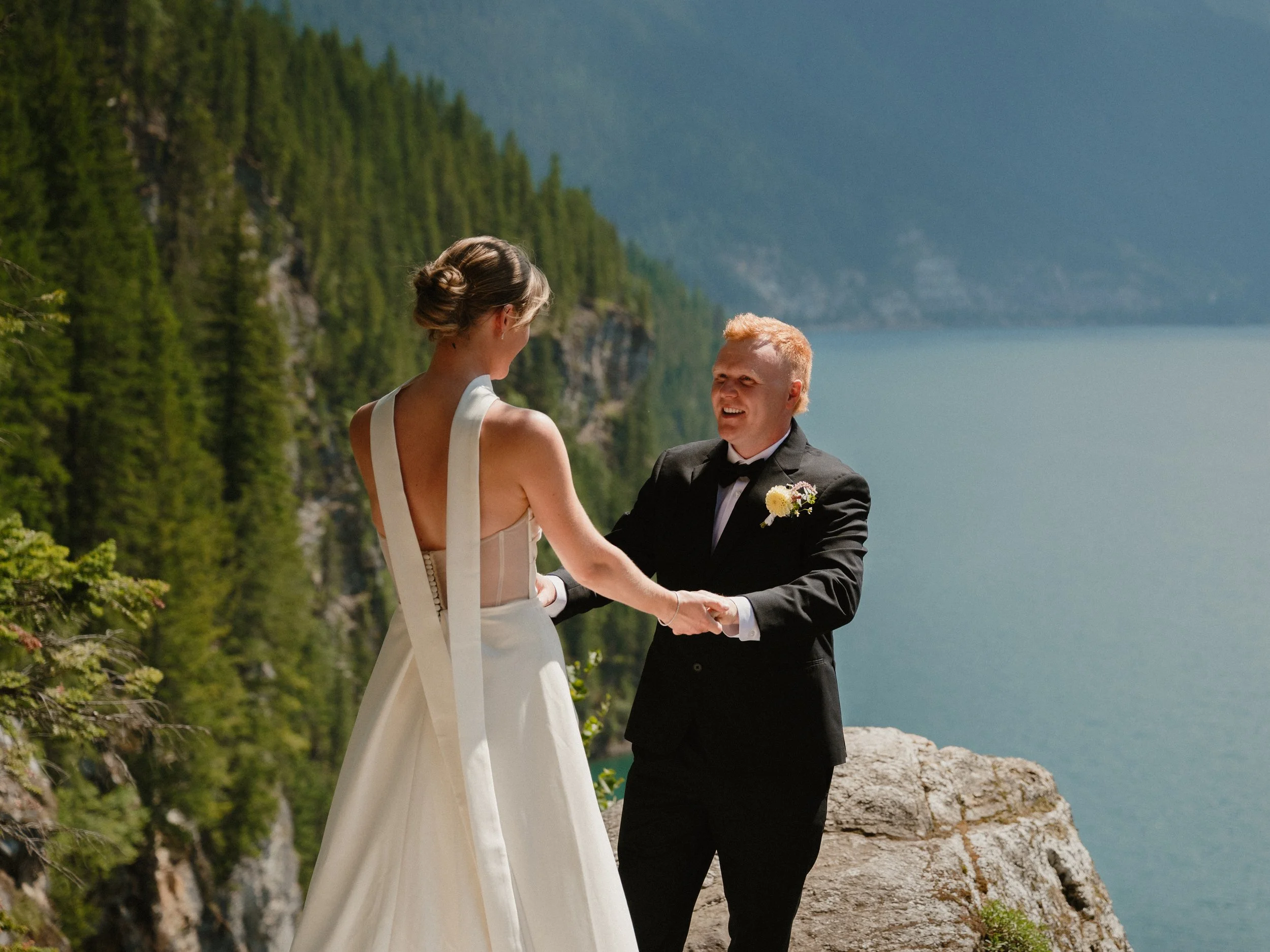 EARTH IN BLOOM PHOTOGRAPHY - REVELSTOKE HELICOPTER ELOPEMENT