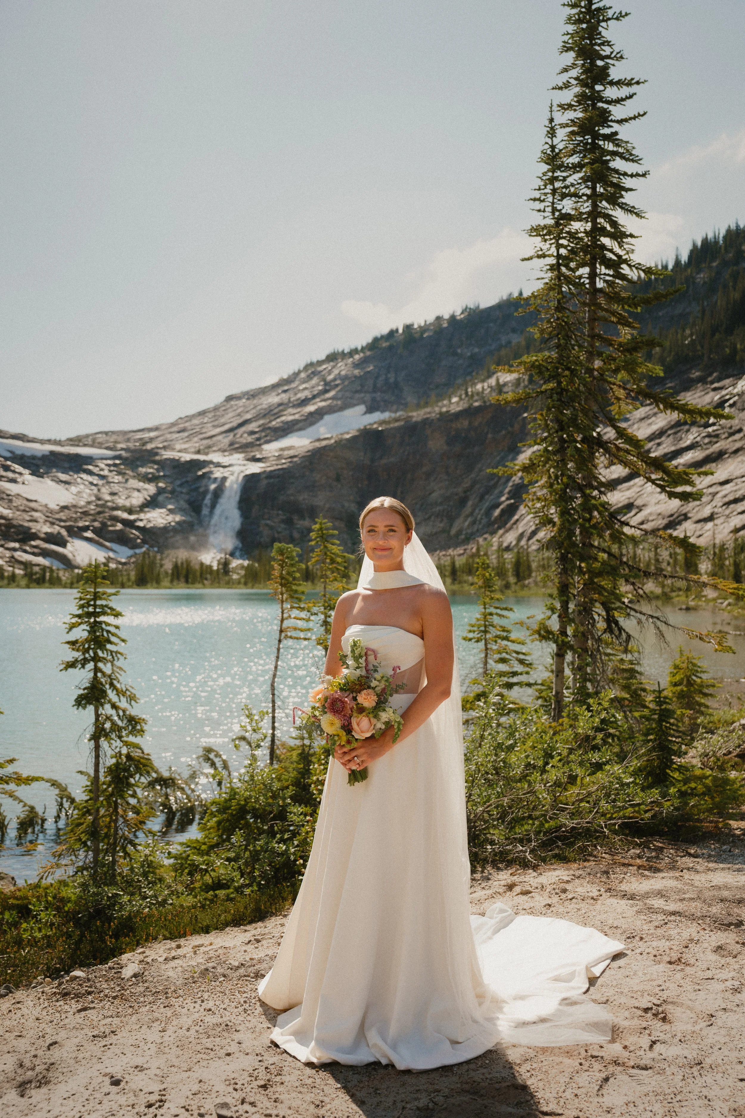 EARTH IN BLOOM PHOTOGRAPHY - REVELSTOKE HELICOPTER ELOPEMENT