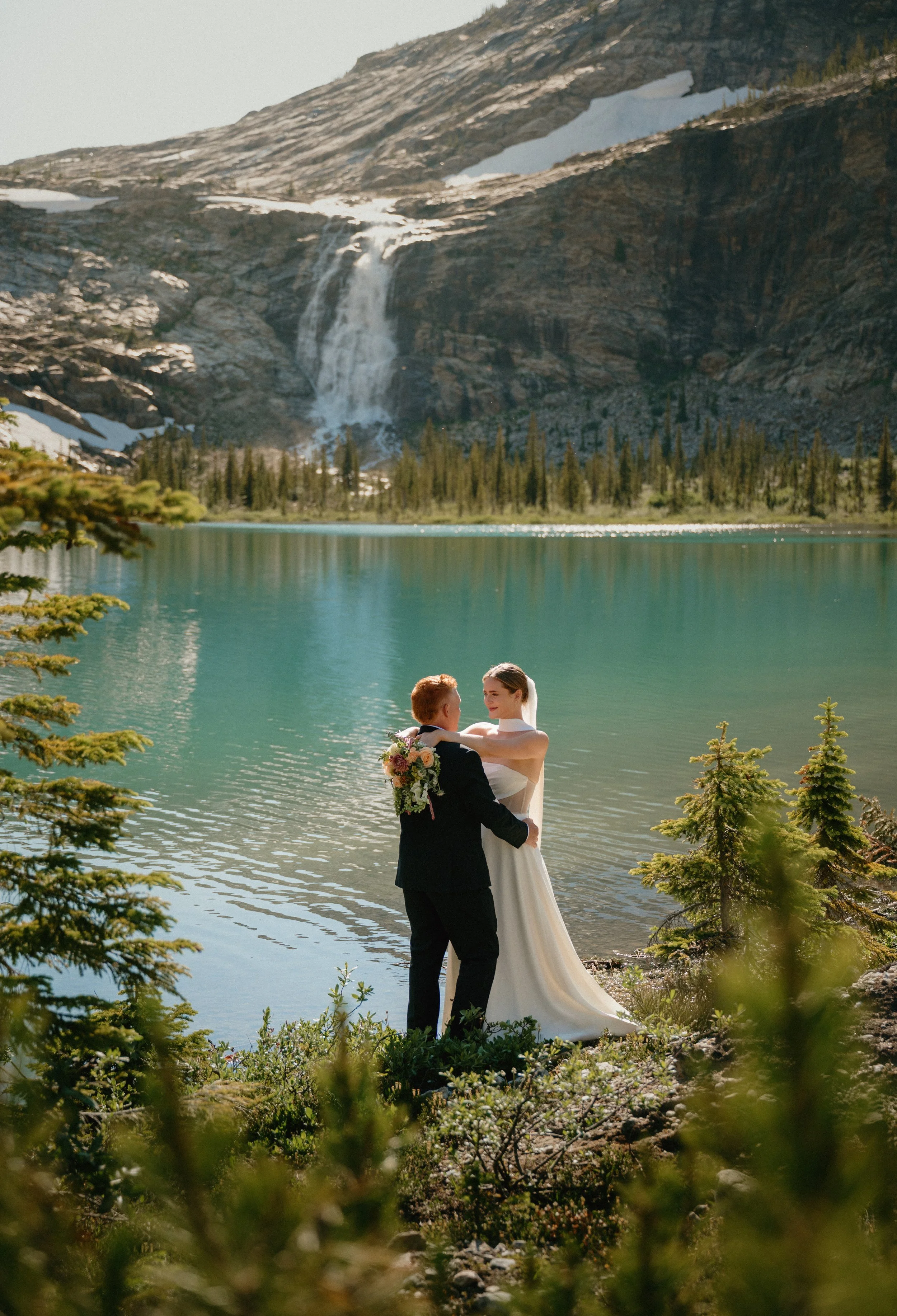 EARTH IN BLOOM PHOTOGRAPHY - REVELSTOKE HELICOPTER ELOPEMENT