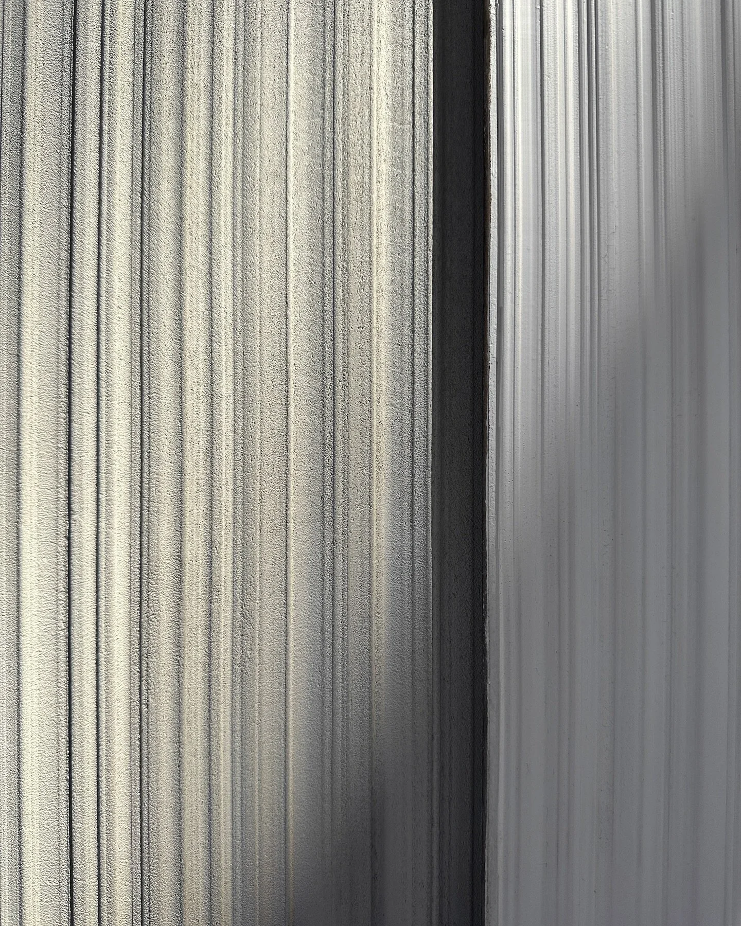 Dropping some new hand-pulled fluted textures for your Friday feed. 

We&rsquo;re excited to be applying these for a client project very soon. Shown in both a matte and textured finish. 

#plaster #plasterartist #plasterer #designer #plasterwallfinis