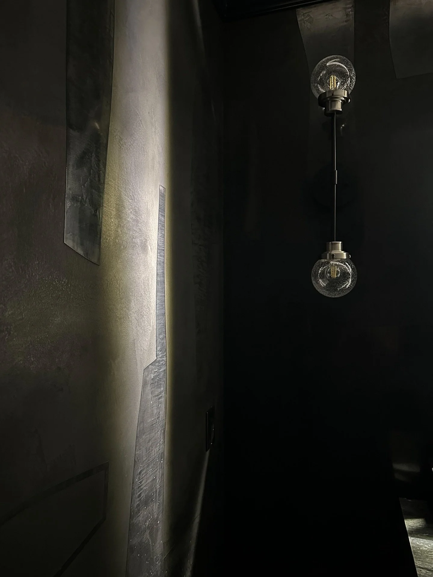 Black on black custom plaster pattern on these bathroom walls 

#plaster #plasterartist #plasterwallfinishes #wallfinishes #texture #plasterartist #artisan #interiordesigner #architect #builder #luxury #renovation #wellbuilt