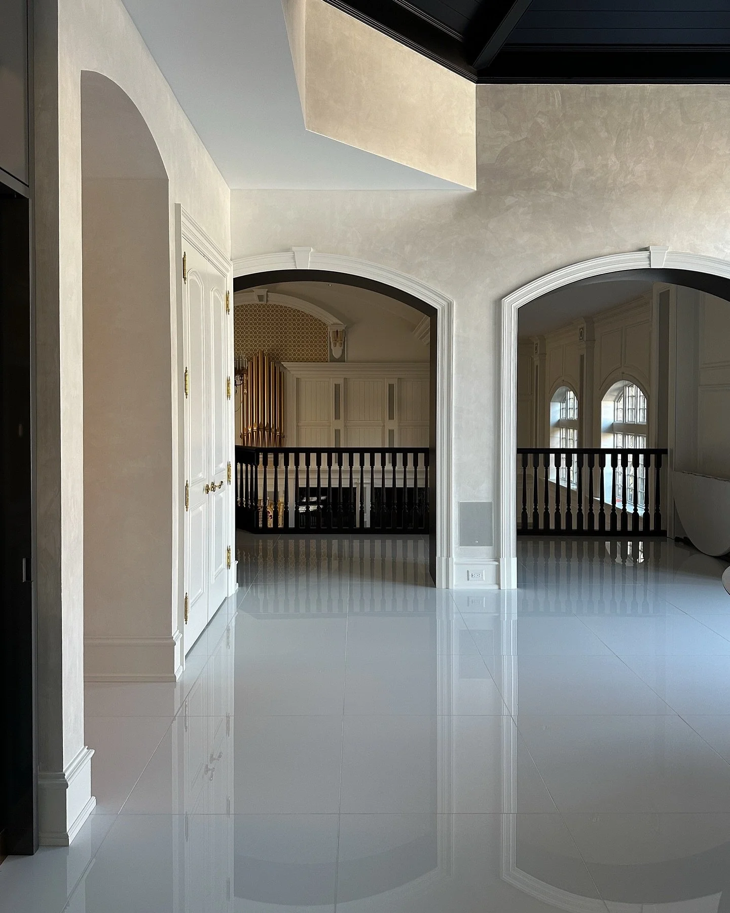 Champagne metallic plaster in the dining room of this beautiful home. 

Quite the chameleon - metallic plaster doesn&rsquo;t just sit on the walls, it responds. As light changes throughout the day, so does the plaster surface - bringing depth and dim