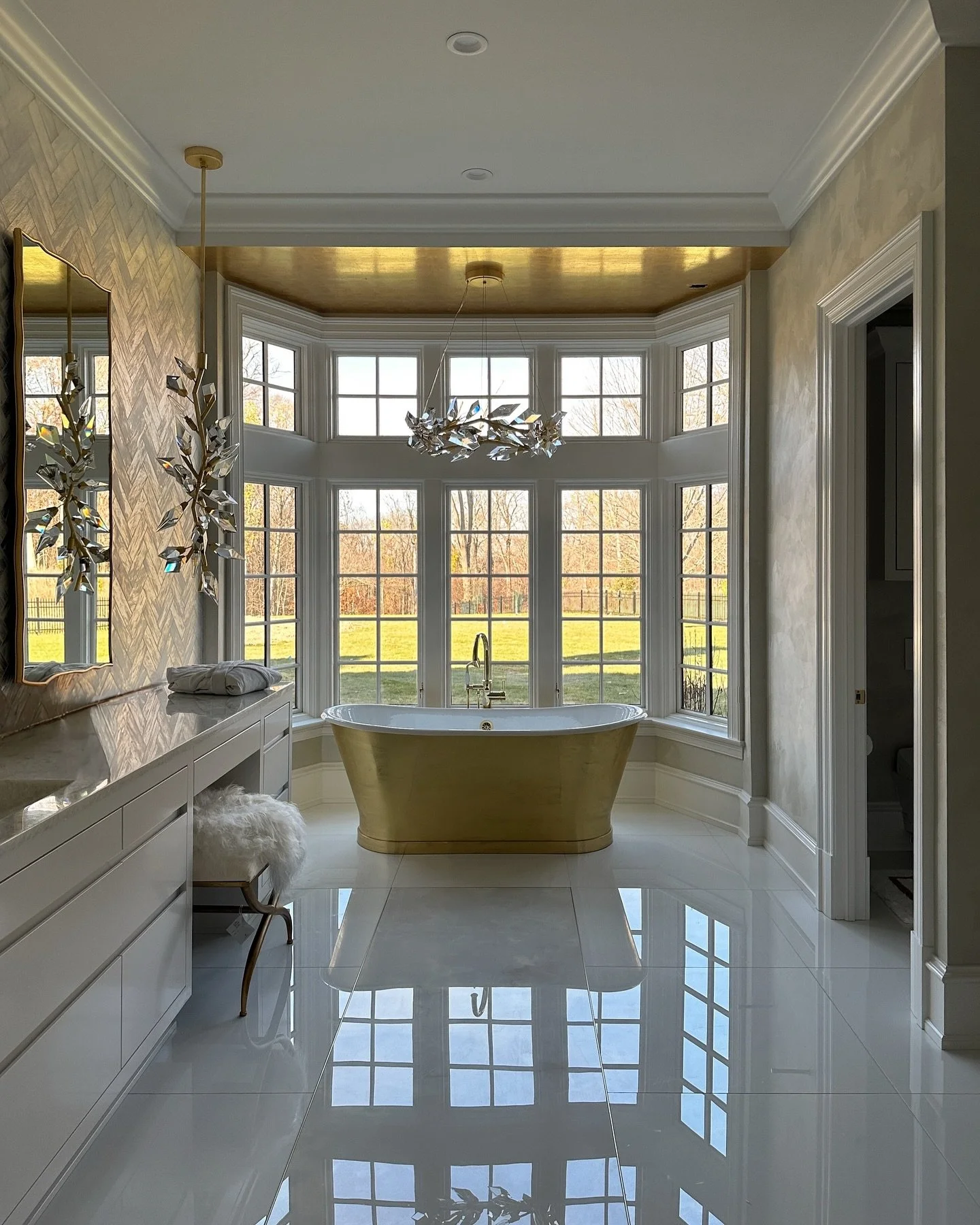 The directive was all gold for this luxe client bathroom. We ultimately decided on a champagne metallic finish to ground this space and play off the tile on the left. 

#metallicplaster #plasterwalls #plaster #plasterwork #plasterart #interiordesign 