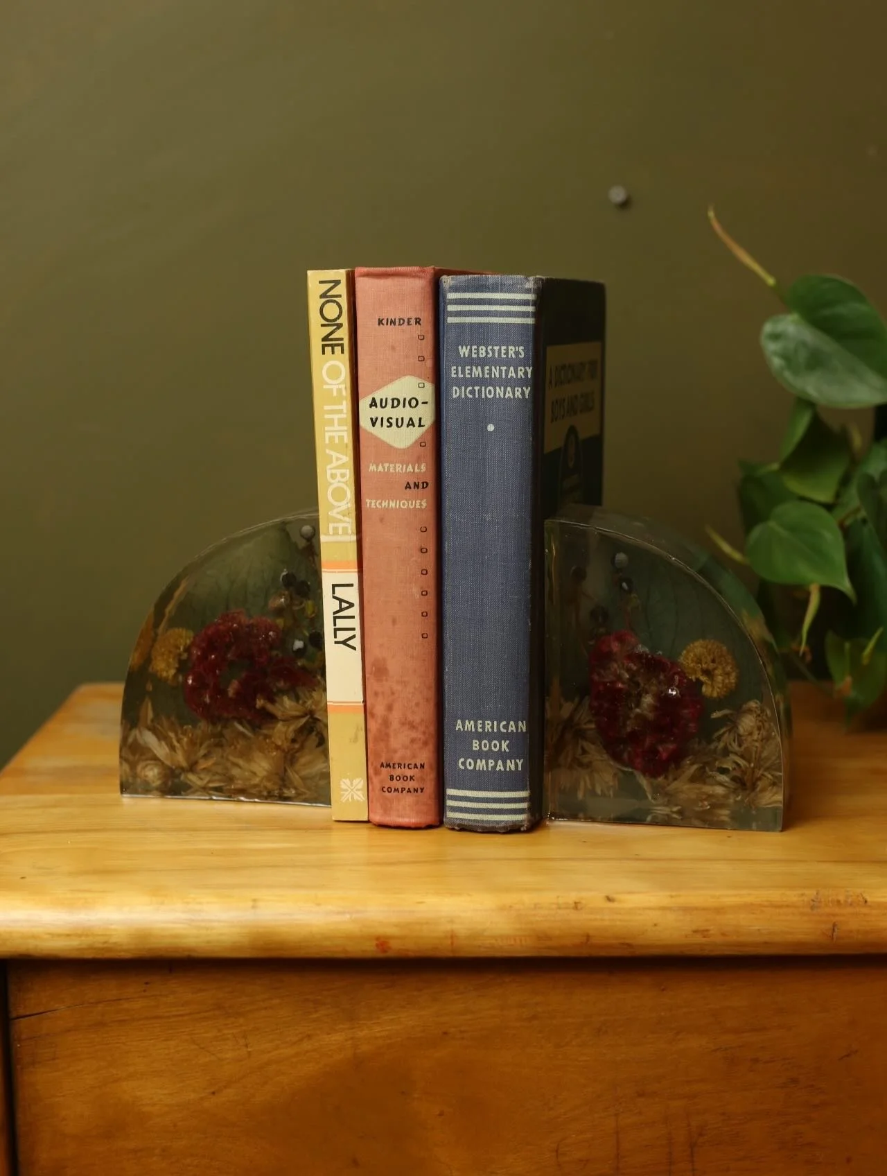 Making it extra easy for you beautiful little last minute shoppers, so we just got a little restock online 🖤 
 .
#vintagestore #handmadestore #hudsonvalleyny