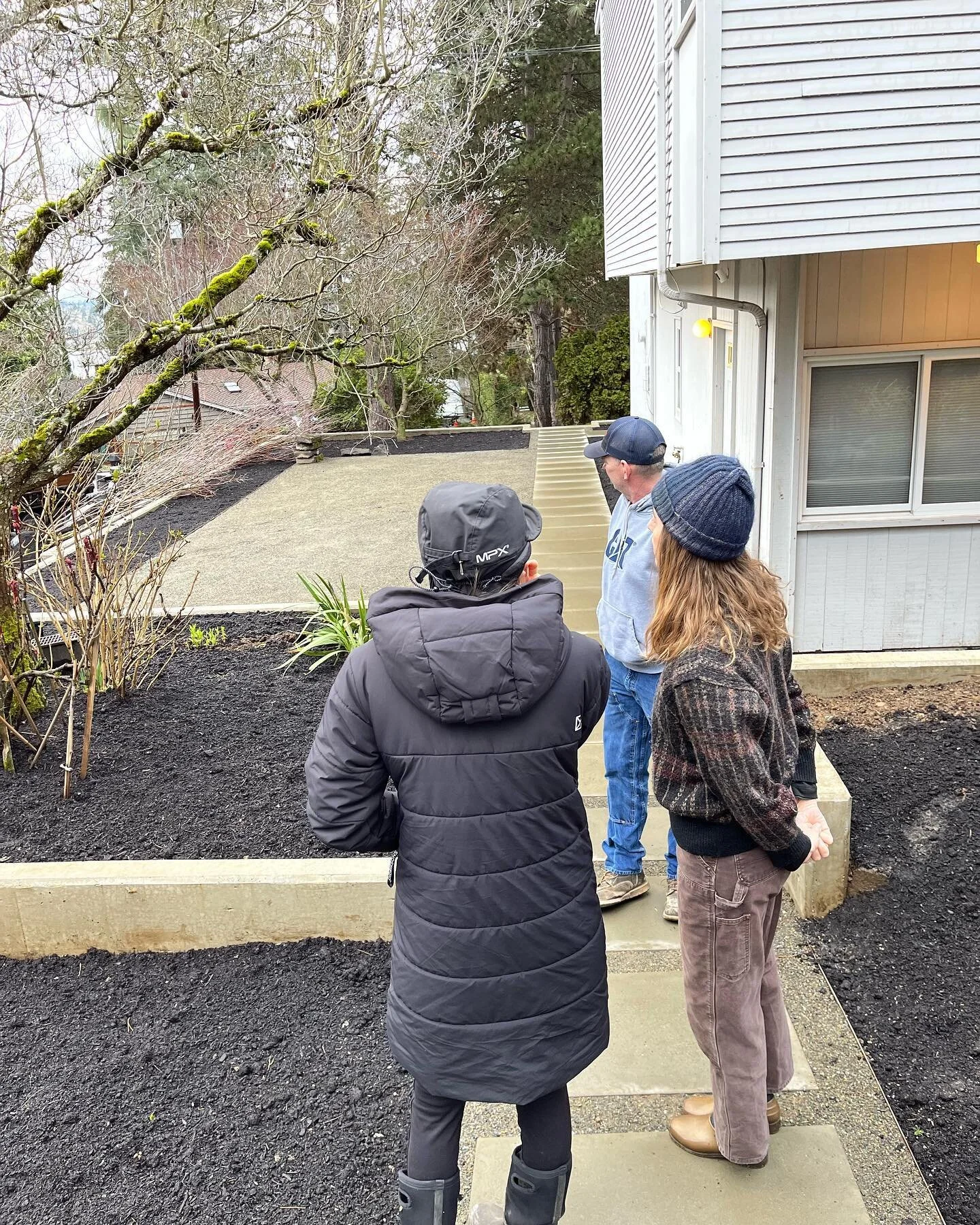 Placing some bigger design elements today at our South Mercer Terrace project. A few beautiful trees, and stones from @marenakos_rockcenter 🌿💚✨
As usual, big love to the crew @gmclandscapes. We literally couldn&rsquo;t have done it without you!!
Al