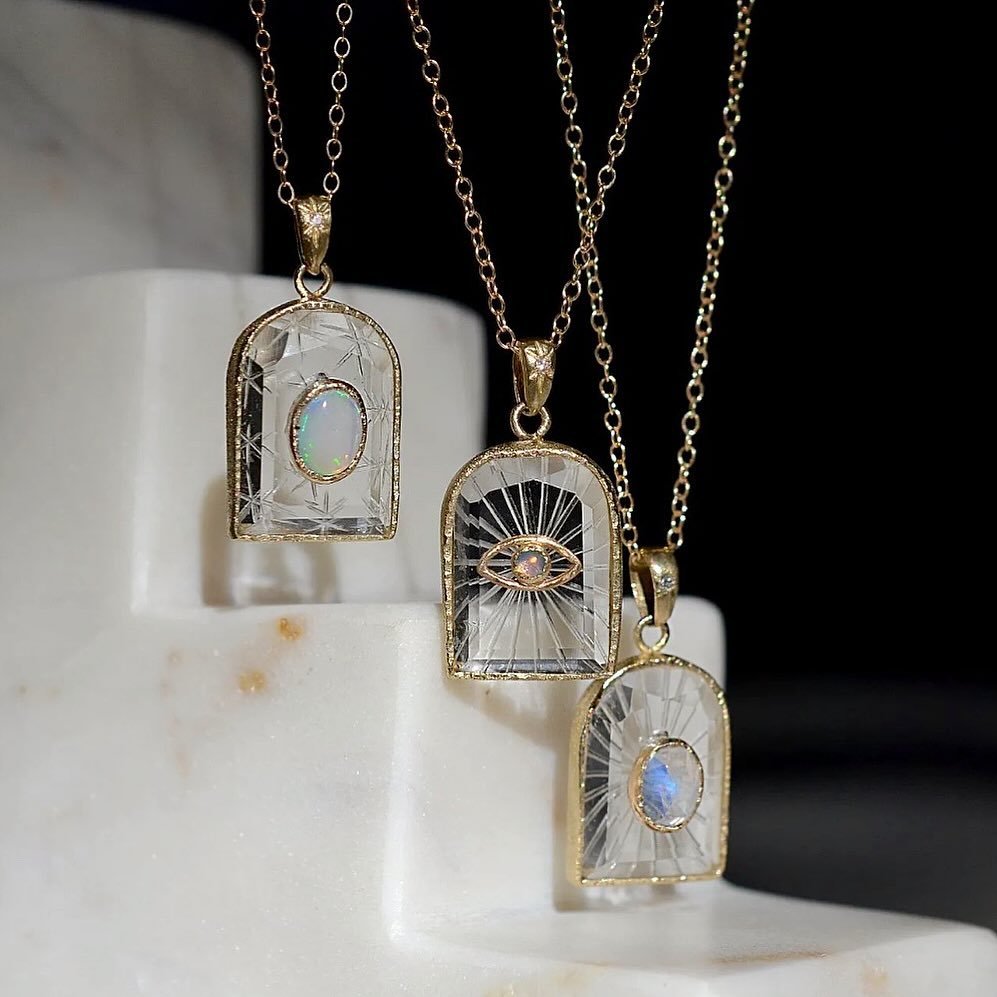 🇺🇸 Explore the enchanting world of Acanthus Jewelry and experience the captivating allure of their Radiant Portal Amulets. 

Each exquisite piece features a petite, door-shaped quartz meticulously encased in an embrace of luxurious yellow gold, ado
