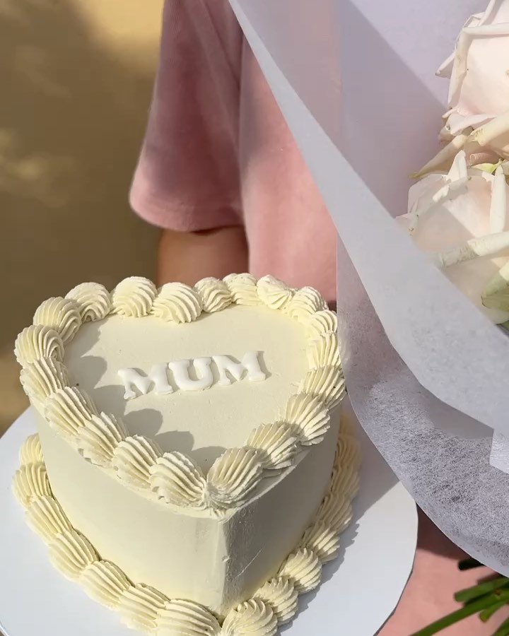 Cake and flowers yum 🤤 

This could be your for your mumma this mothers day the 14th of may pre orders are open 

Head to our website for more details 🎀

#mothersdayflowersnewcastlensw #newcastleflorist #mothersdayflowerdelieverynewcastlensw