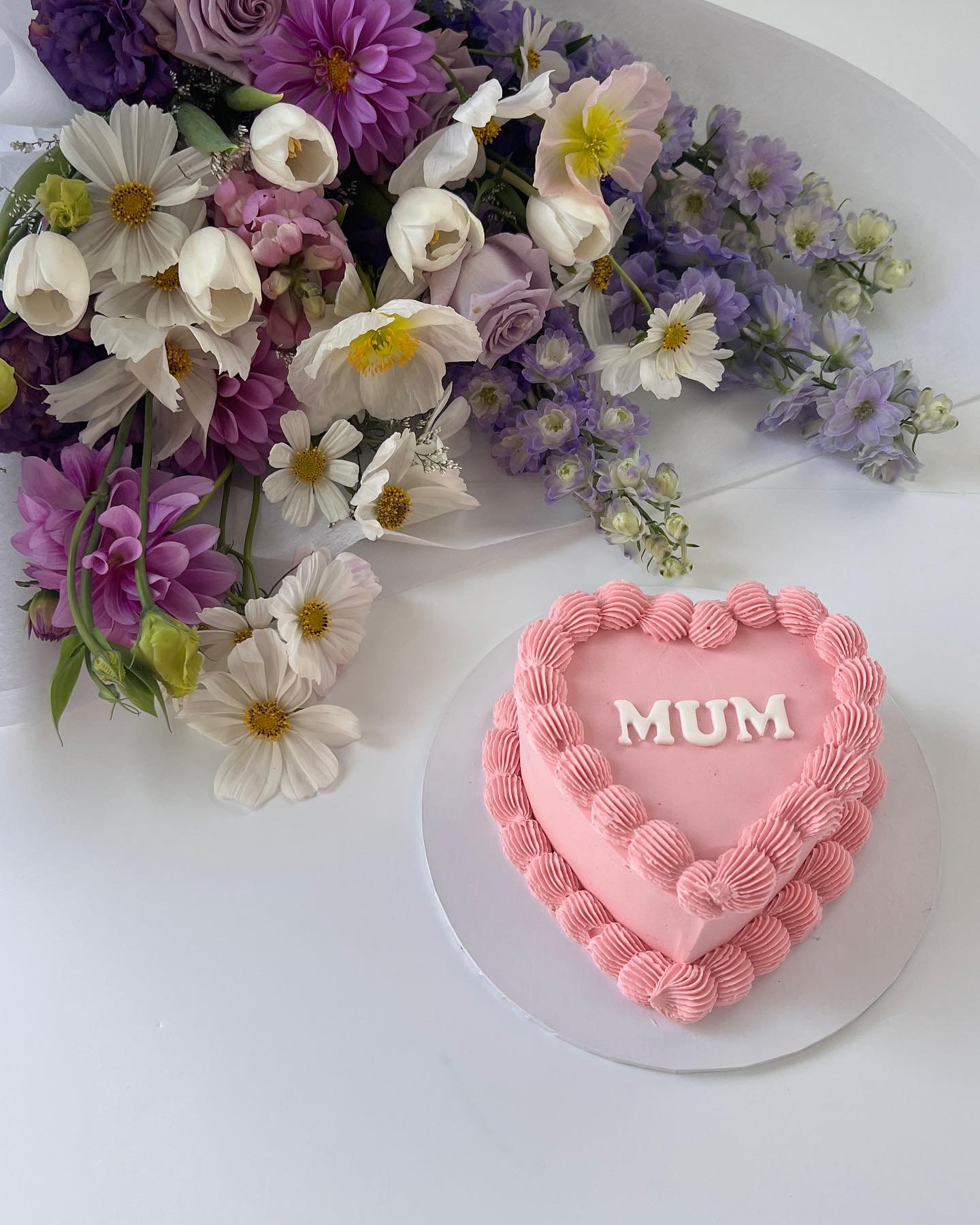 Hey 👋 

How cute are these cake and flowers together 

Order via www.thefaithfulflorist.com.au

Mother&rsquo;s Day 12th of may 🌸

#newcastleflorist #mothersdayflowerdelieverynewcastle #samedaydelieverynewcastle