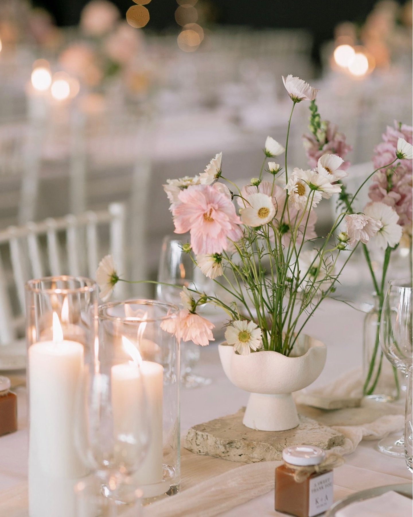 Compote vase arrangements are one of our favs 🌸

They work well with bud vases table arrangements and of course CANDLES🕯️ 

Also check out @laurenannephotography her work is amazing 💕
