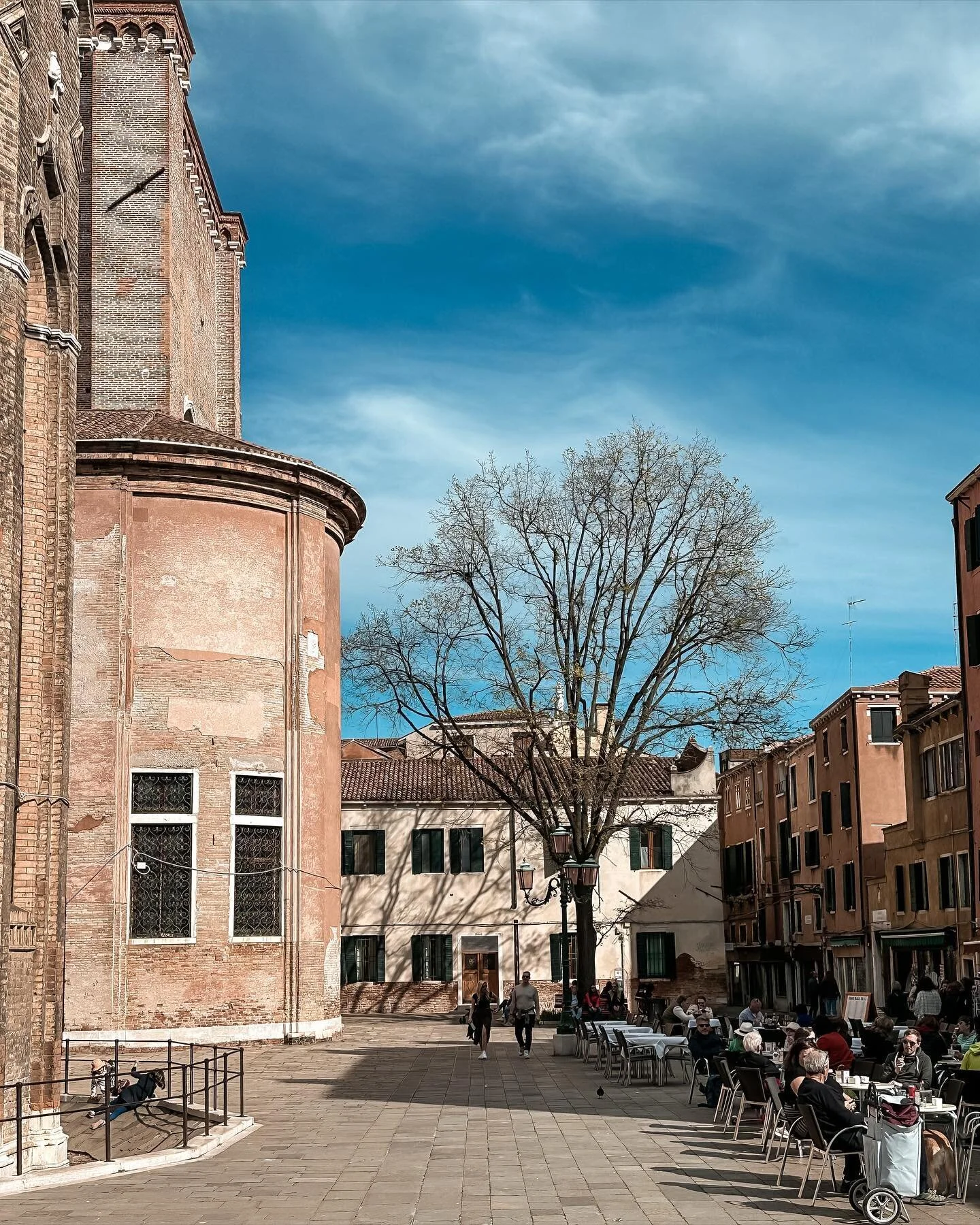Buongiorno ☀️ c'&egrave; un campo che ha il sapore delle cose lente, della bellezza autentica, &egrave; campo Santi Giovanni e Paolo. 

Mi piace la domenica pomeriggio fare una passeggiata fino a li, godermi la sua bellezza e cercare oggetti antichi 