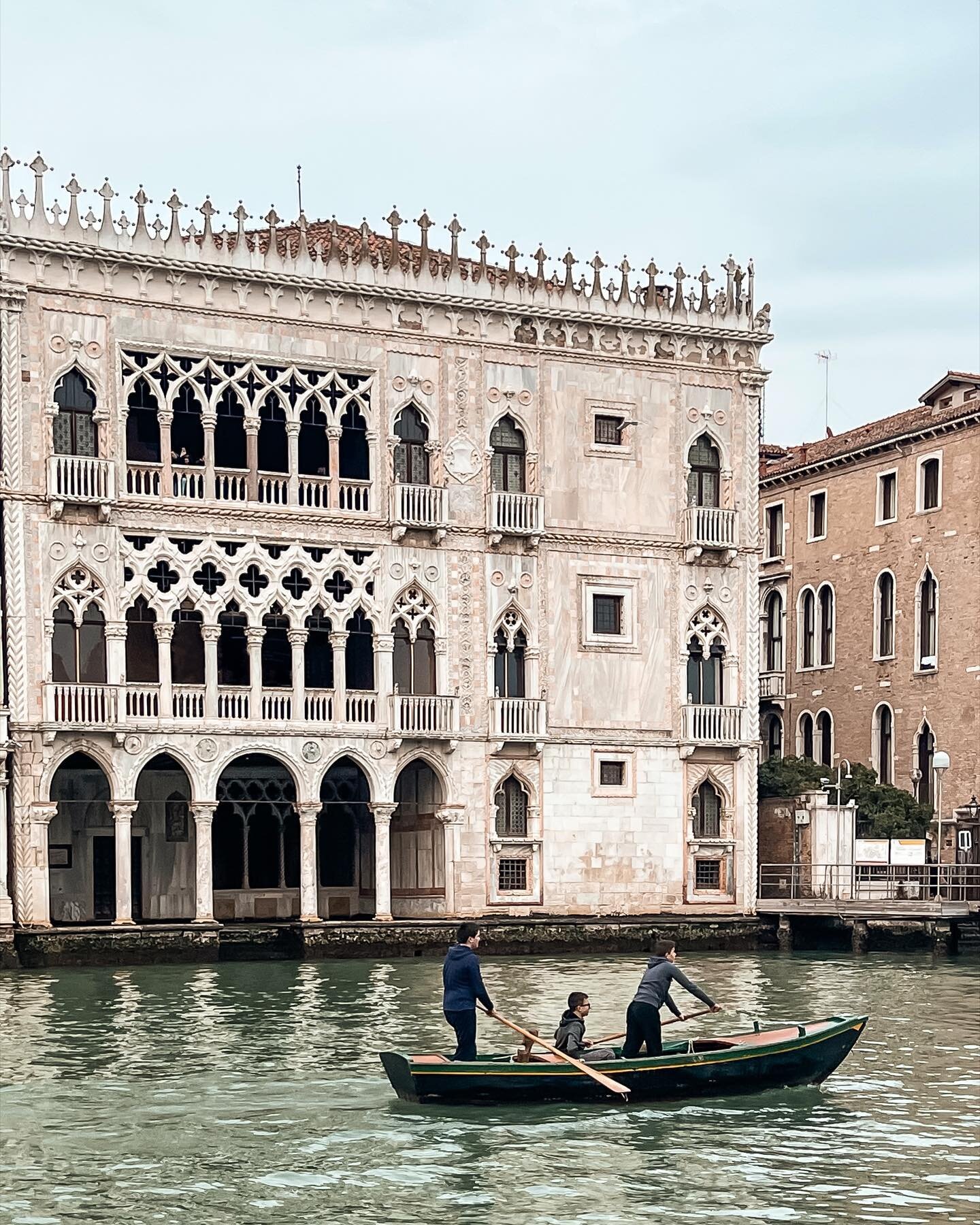 Che strano questo Maggio, che ama utilizzare le sfumature di Novembre. 

#buongiorno #goodmorning #bestmoments #venezia #veneziagram #incantoavenezia #travel #coltivobellezza #venice