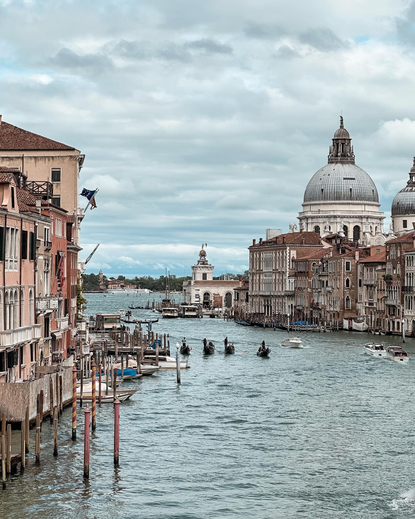 Le quattro gondole 😍 ora, sul ponte dell'Accademia ❤️.

#venezia #venice #incantoavenezia #coltivobellezza #italy #postcard #picoftheday #howvenicefeels