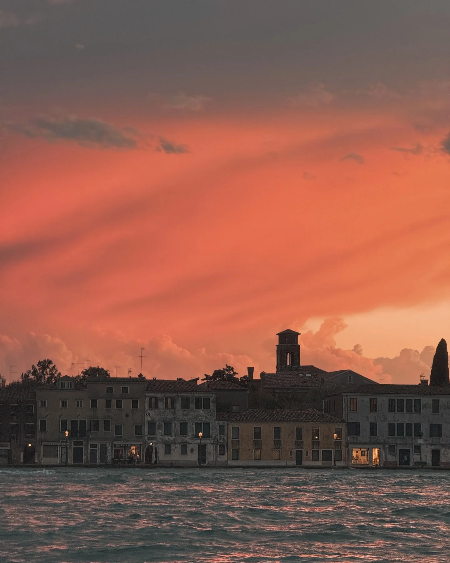 Un sabato sera di fine settembre, le pennellate di colori accesi raccontano di una quiete dopo la tempesta. 

#sunset #venice #venezia #incantoavenezia